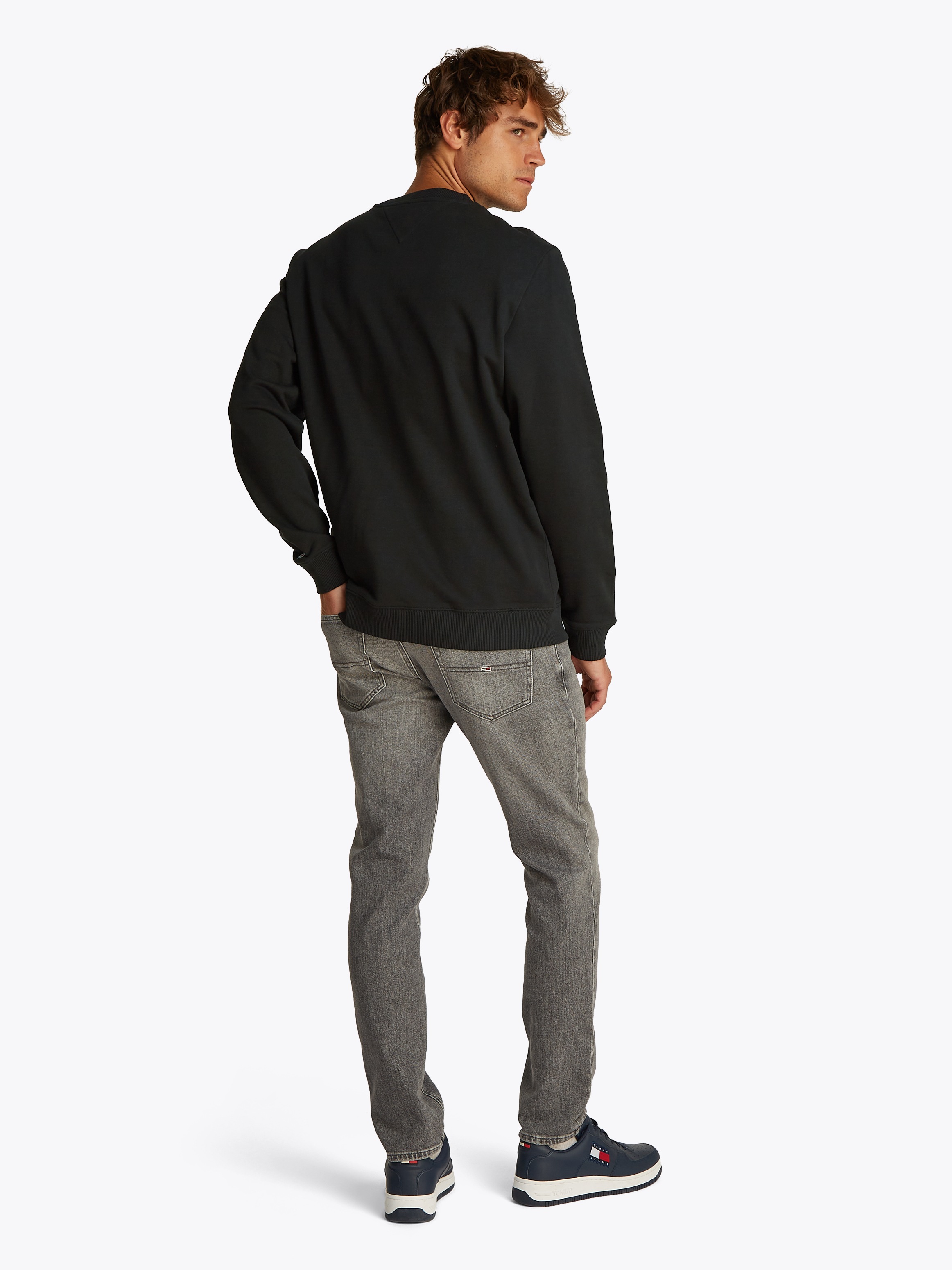 Tommy Jeans Sweatshirt »TJM REG ENTRY GRAPHIC CREW EXT«, leicht überschnittene Schultern, kleiner Print auf der Brust
