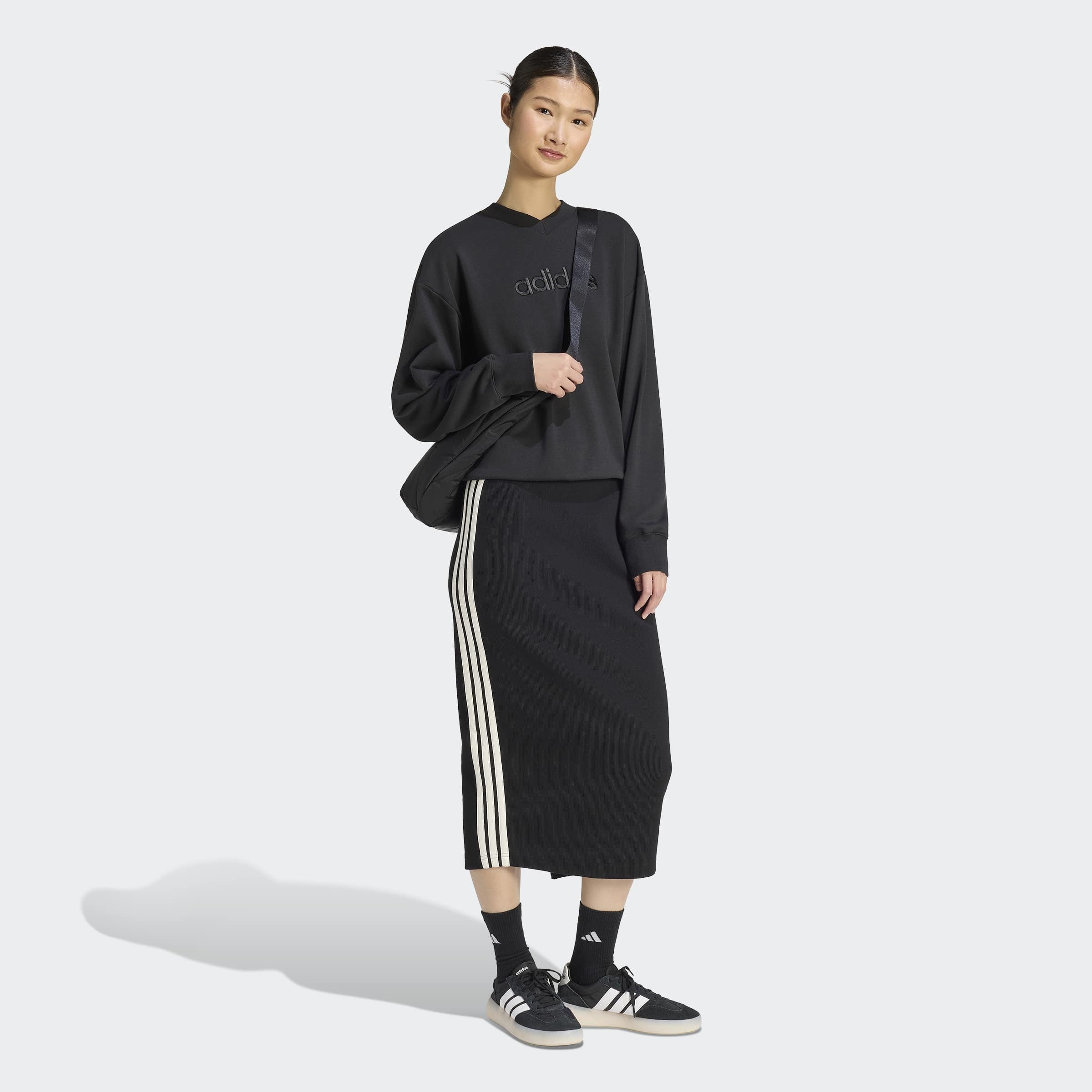 adidas Sportswear Sweatshirt »SEASONAL ESSENTIALS SATIN-, V-AUSSCHNITT«, mit V-Ausschnitt, ohne Verschluss, in normaler Länge
