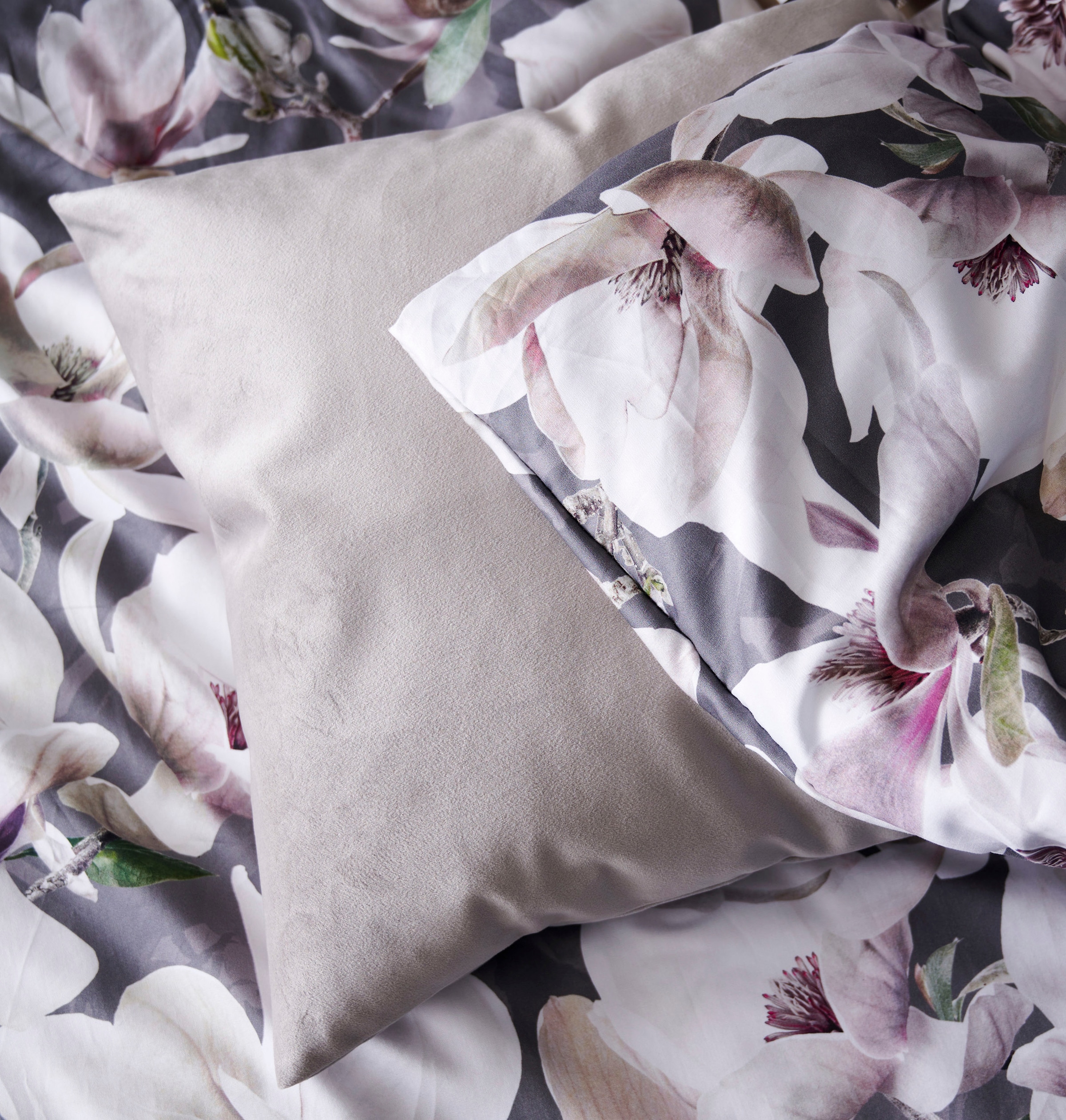 Wendebettwäsche »Dorothy«, exklusive Design Bettwäsche mit großblütigen Magnolienzweige