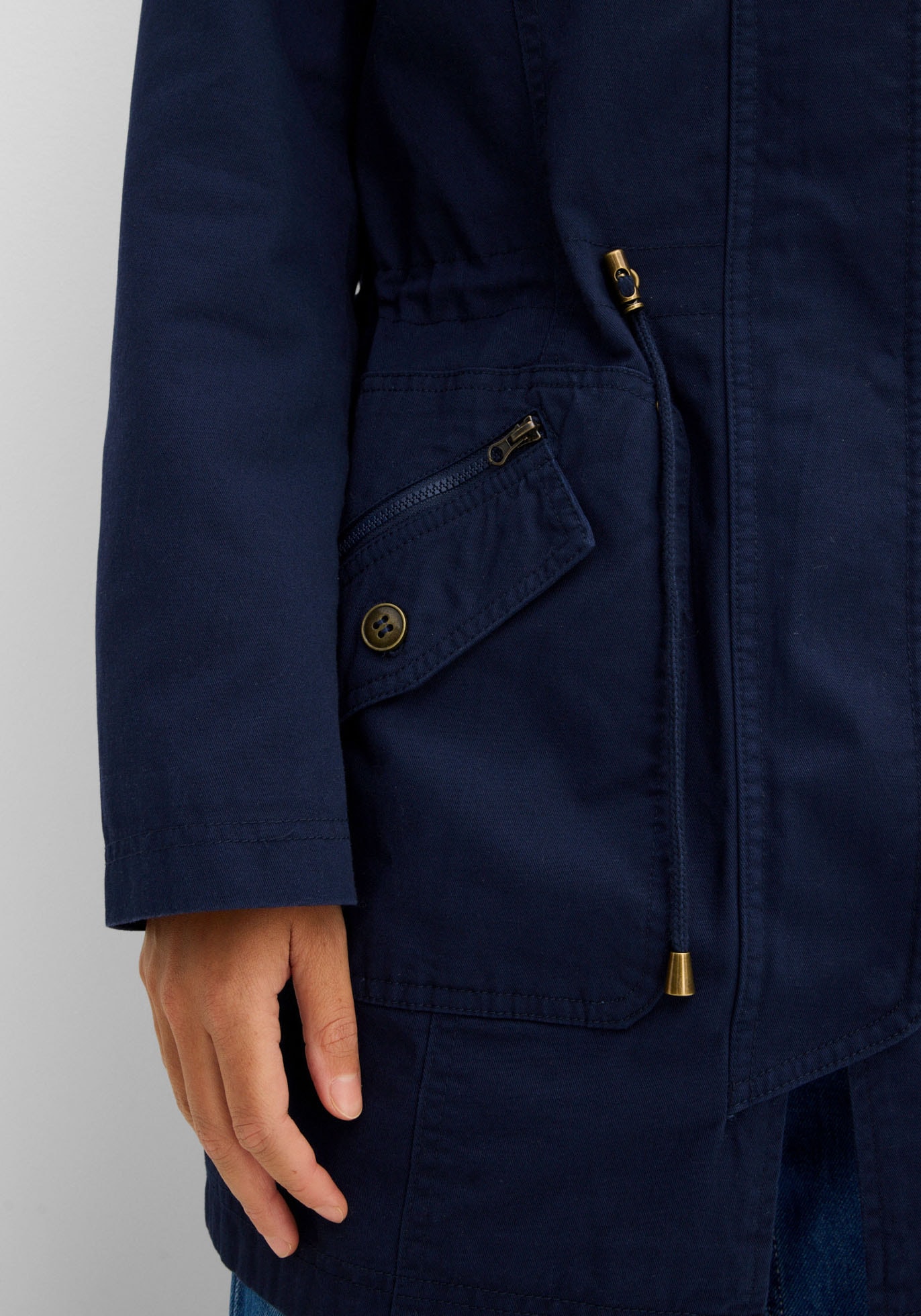 bonprix Parka »Baumwoll-Kurzparka mit Stehkragen, talliert« mit Kapuze taillierte Passform, mit Stehkragen und Tunnelzug