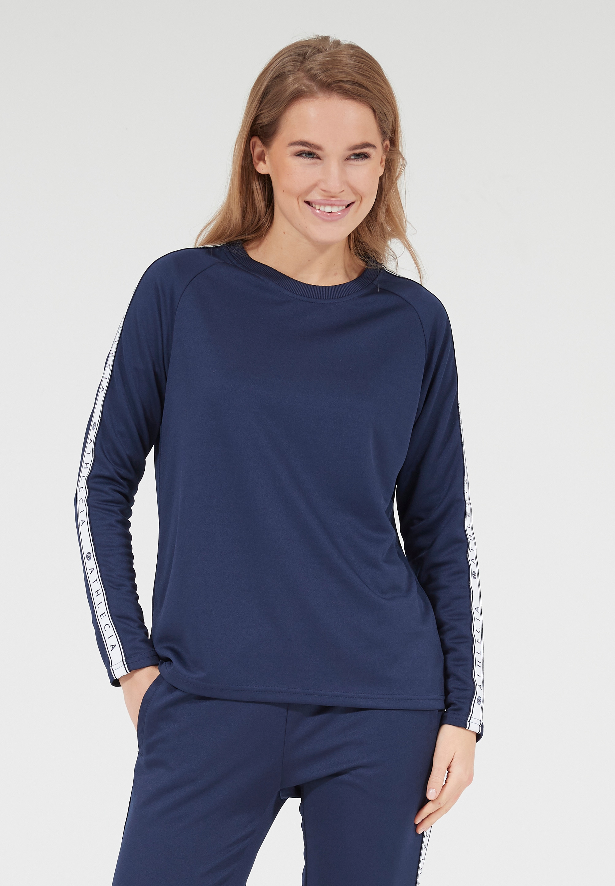 ATHLECIA Langarmshirt "SELLA" 1 Stk. tlg. mit hippen Logoprint-Streifen günstig online kaufen