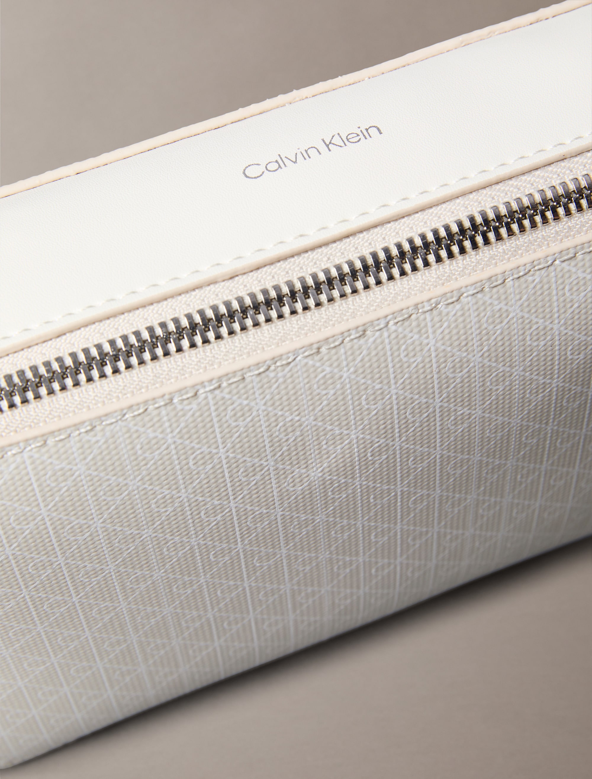 Calvin Klein Mini Bag »AOP ELONGATED CAMERA BAG«, kleine Damen-Umhängetasche, Schultertasche mit Monogramm-Print