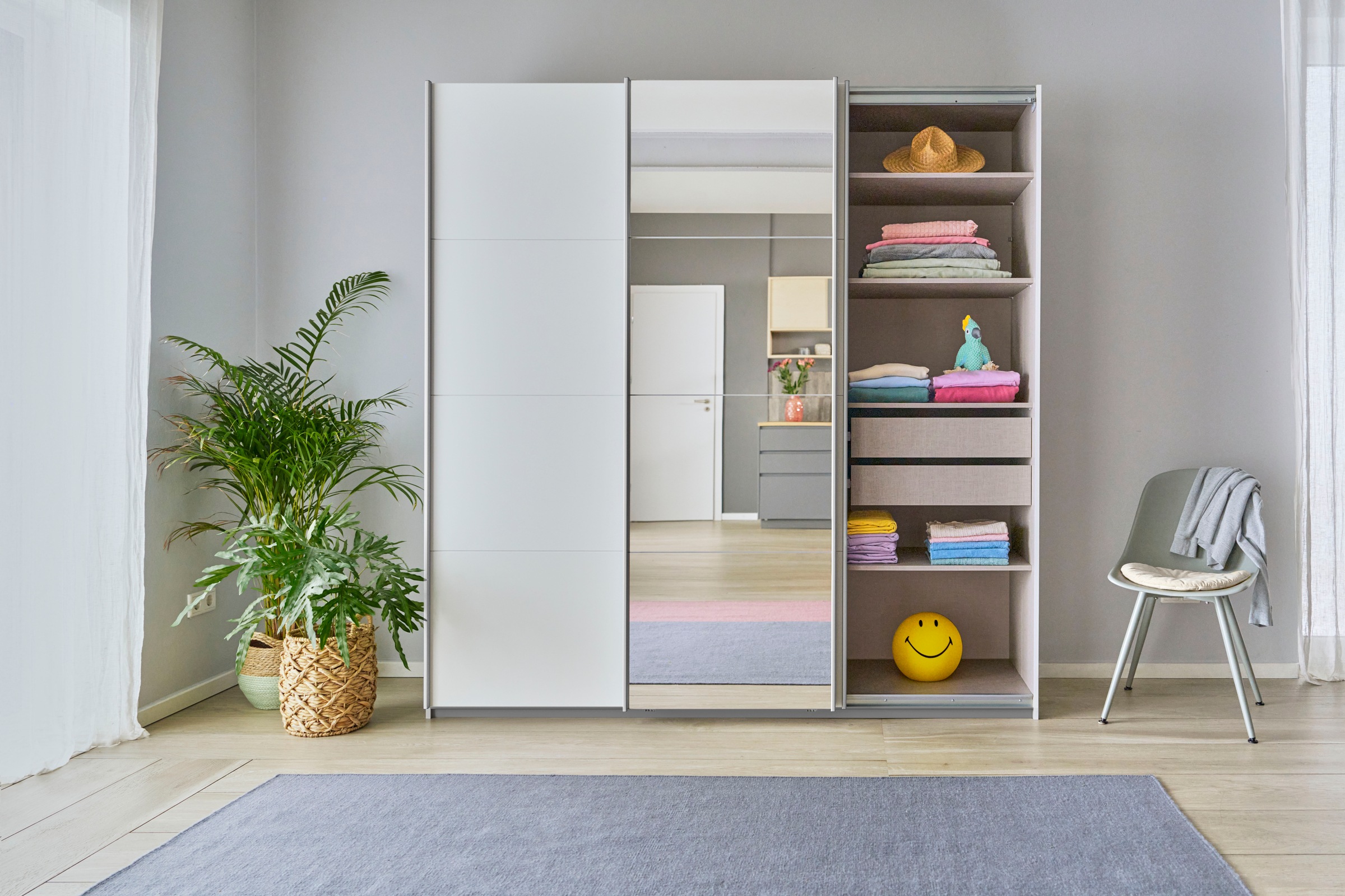rauch Schwebetürenschrank »Kleiderschrank Schrank Garderobe BESTSELLER KOLUNA mit Spiegel«, inkl. 2 Innenschubladen sowie extra Einlegeböden MADE IN GERMANY