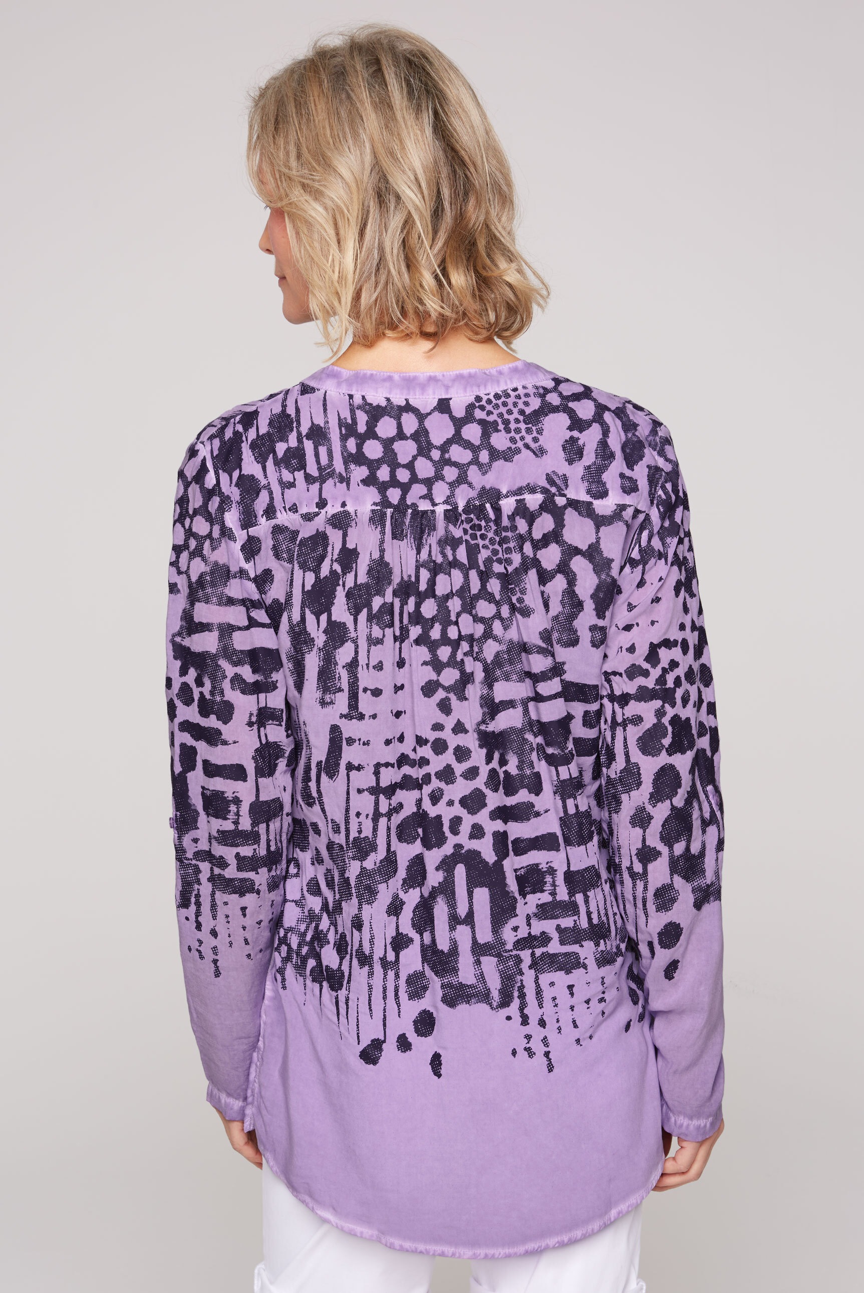SOCCX Druckbluse, mit längerer Rückenpartie