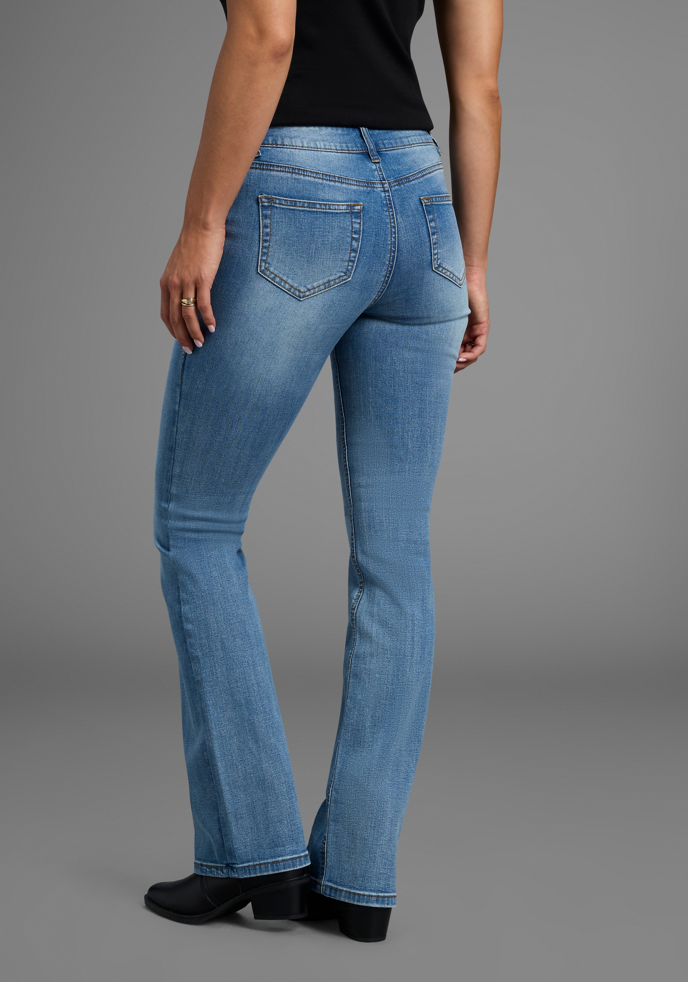Arizona Bootcut-Jeans »mit Keileinsätzen«, ausgestellte Beinform, niedrige Leibhöhe, elastisches Material