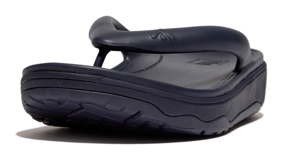 Fitflop Zehentrenner »RELIEFF RECOVERY TOE-POST SANDALS - TONAL RUBBER«, Keilabsatz, Sommerschuh, Schlappen mit Microwobbleboard
