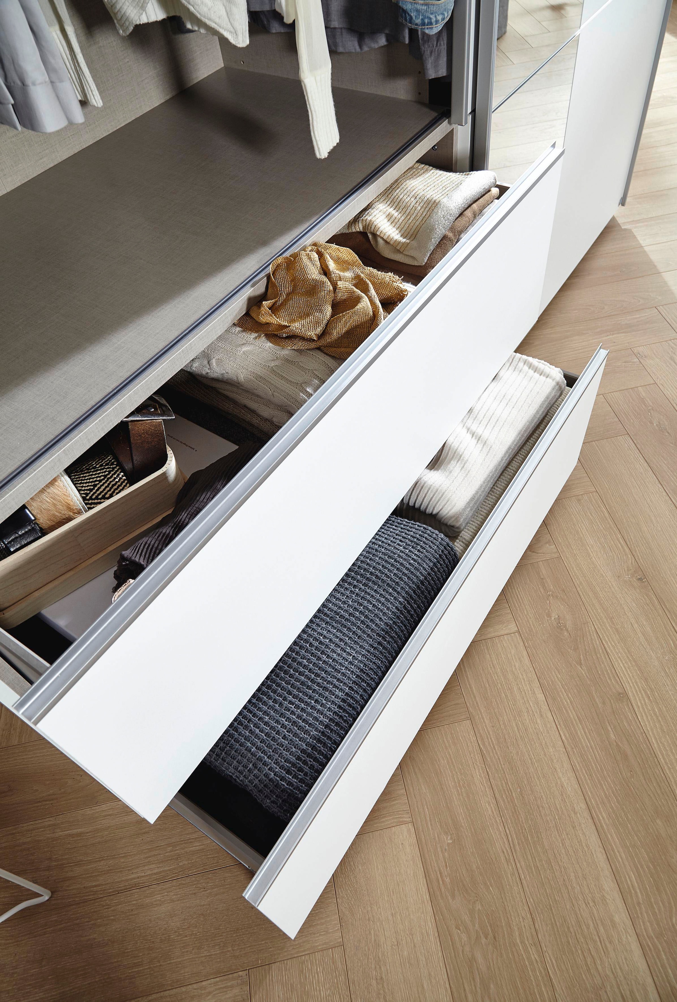 rauch Schwebetürenschrank »Kleiderschrank Schrank Garderobe Wäscheschrank SEVILLA mit Spiegel«, (in 3 verschiedenen Ausstattungen BASIC/CLASSIC/PREMIUM), Metall-Griffleisten alufarben oder Graumetallic MADE IN GERMANY