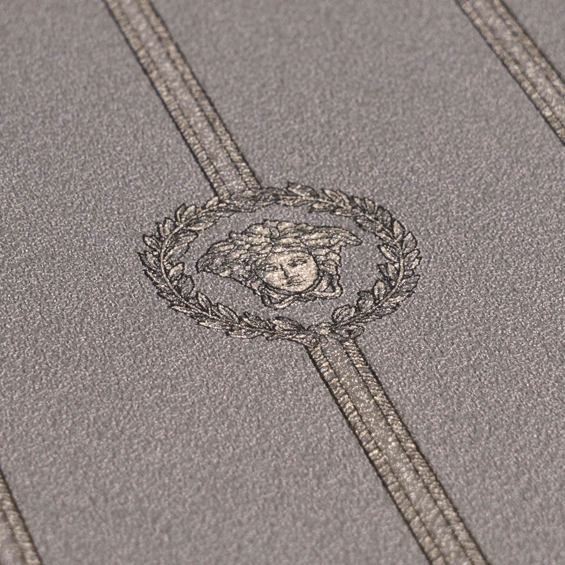 Versace Vliestapete »Versace 6 I Love Baroque –« 3D-Optik | Barock | Motiv geprägt Elegantes Streifendesign mit ikonischen Medaillons & feinem Glanz