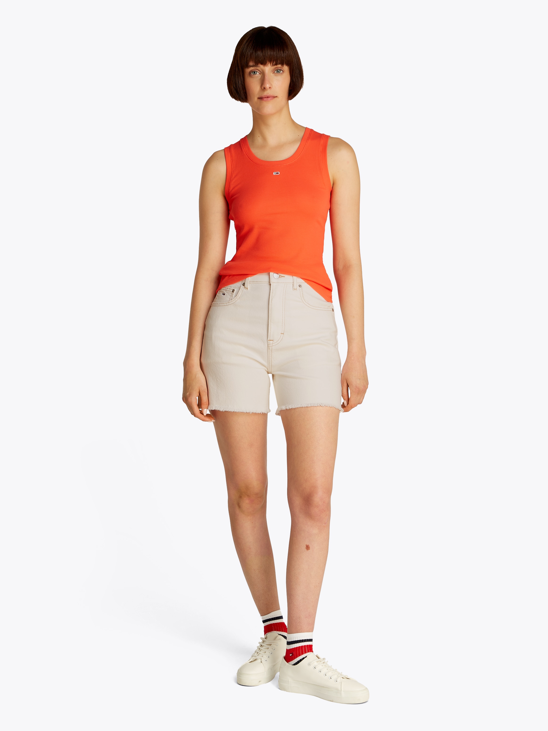 Tommy Jeans Shorts »MOM SHORT BI8194«, mit Logo-Badge, ausgefranster Kante