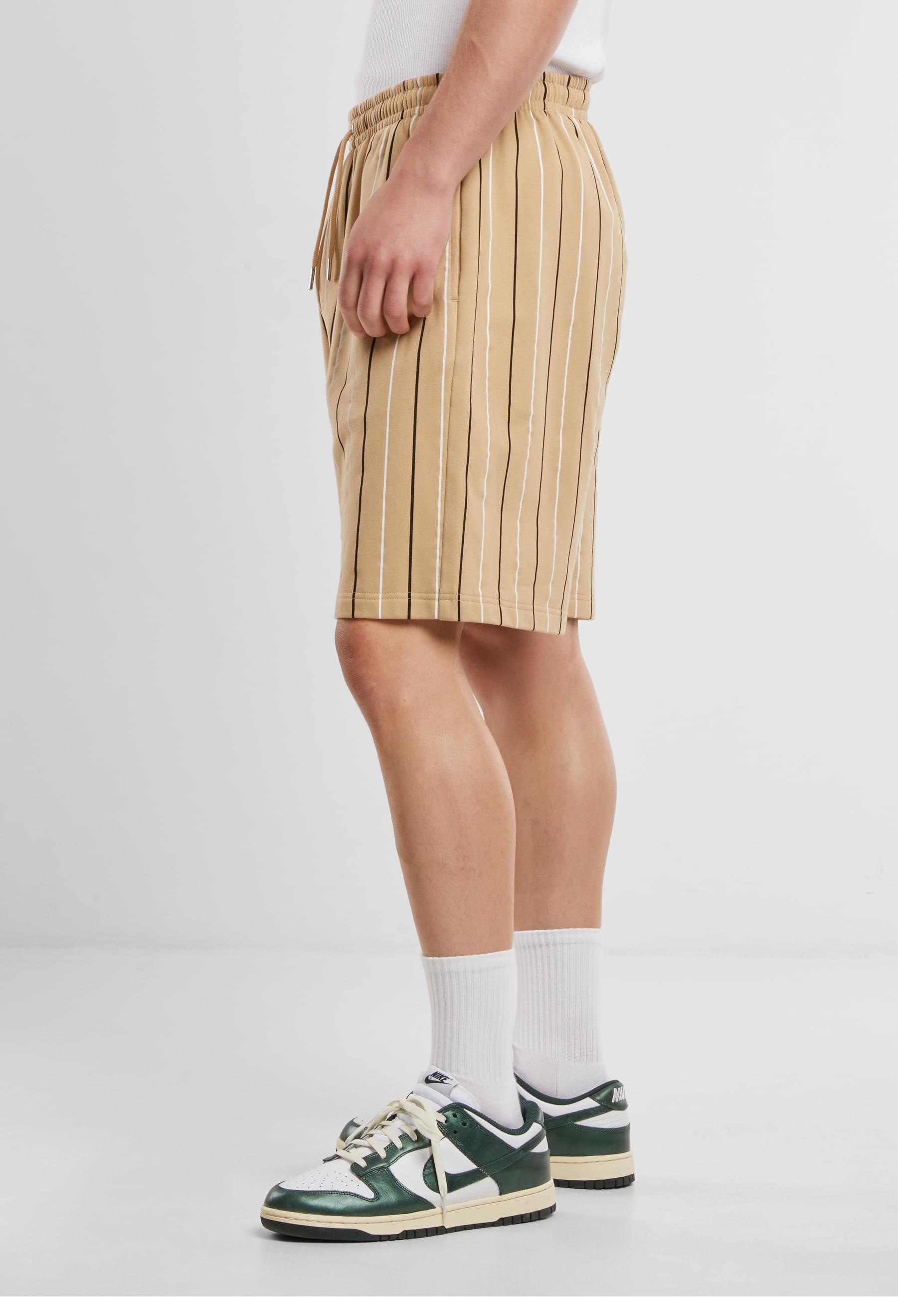 URBAN CLASSICS Sweatshorts »Urban Classics Printed Pinstripe Shorts«, (1 tlg.)
