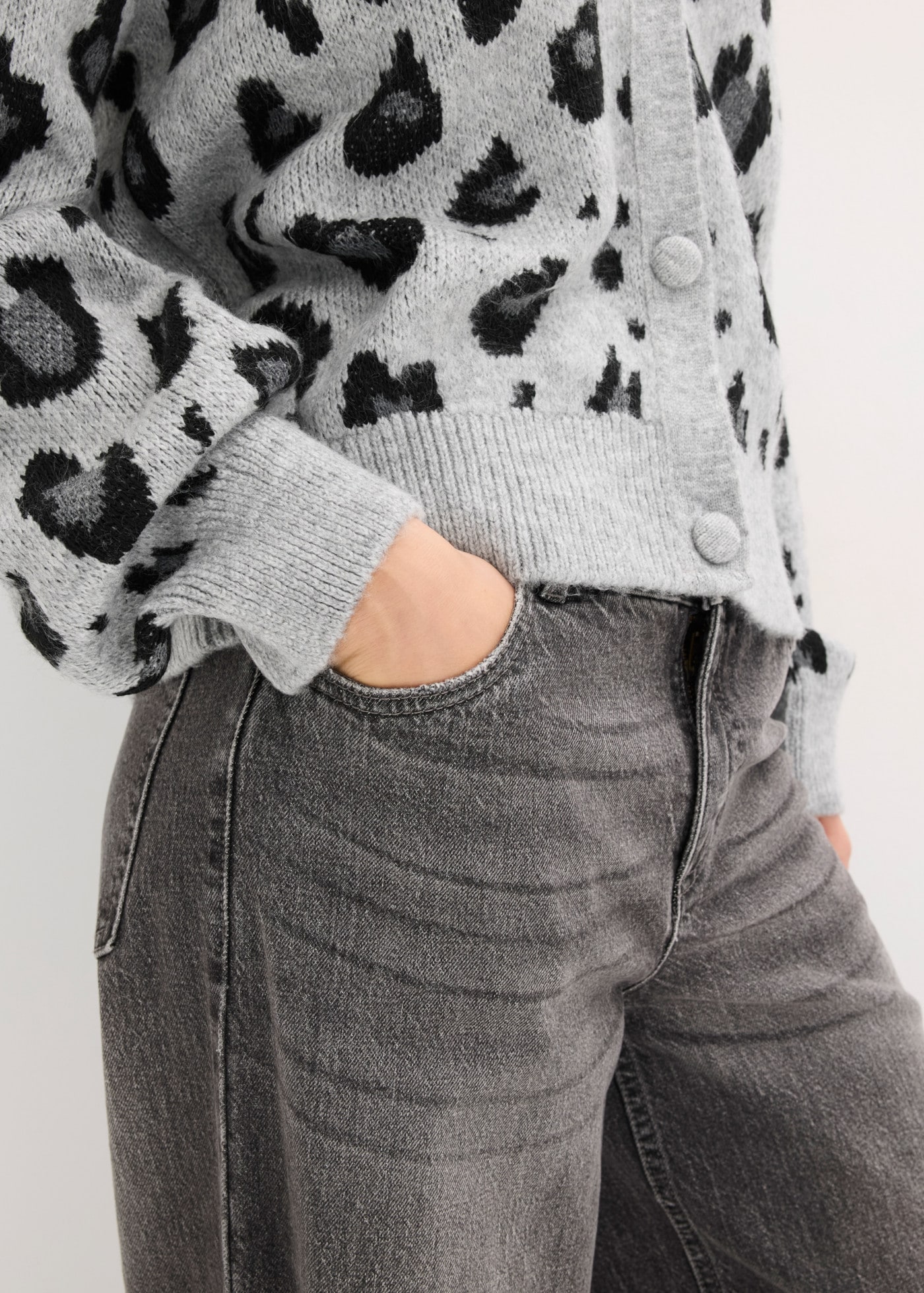 bonprix Strickjacke mit Leo-Design, Oversize-Passform, femininer Stil