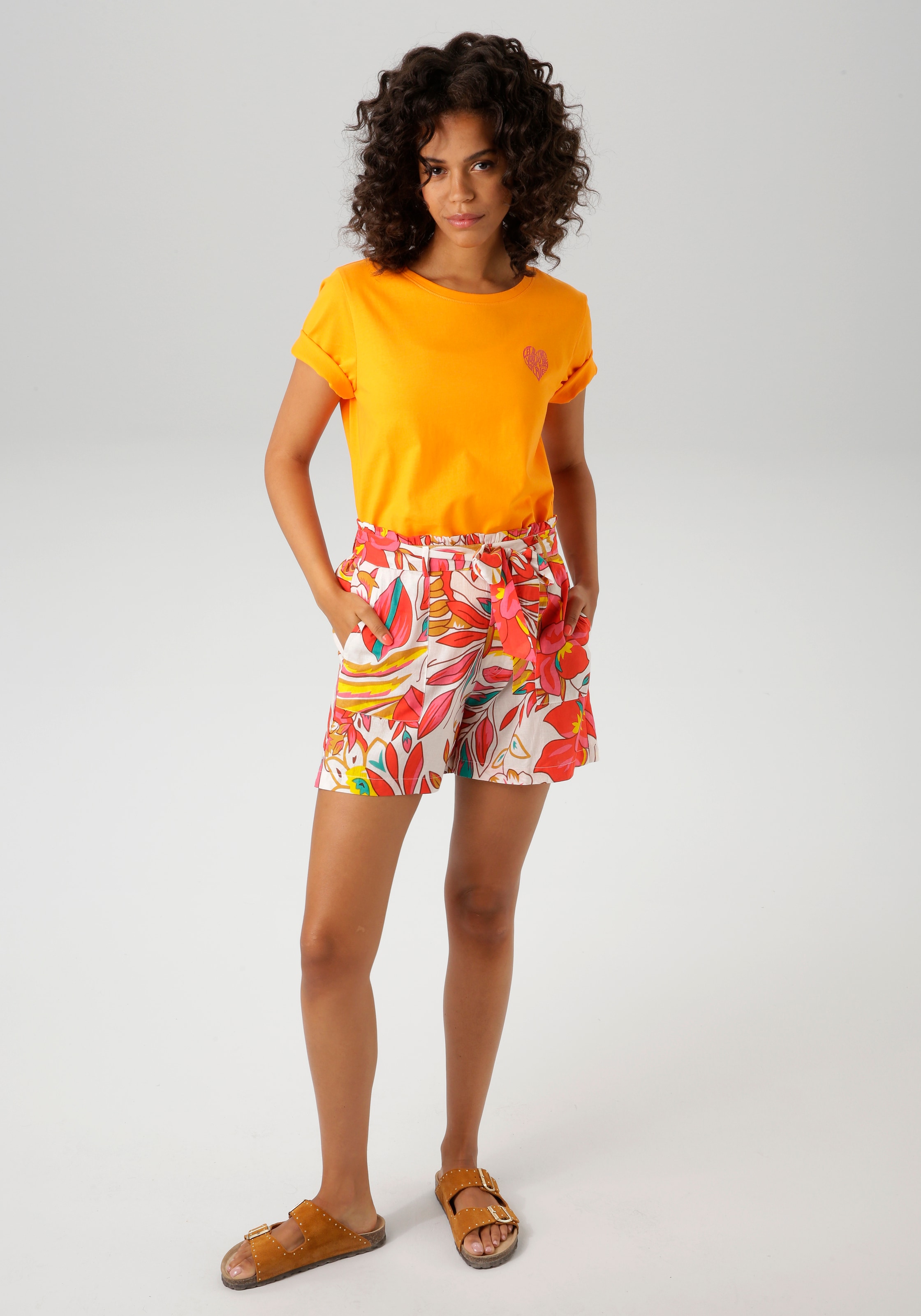 Aniston CASUAL Shorts, in 2 bezaubernden Druckvarianten