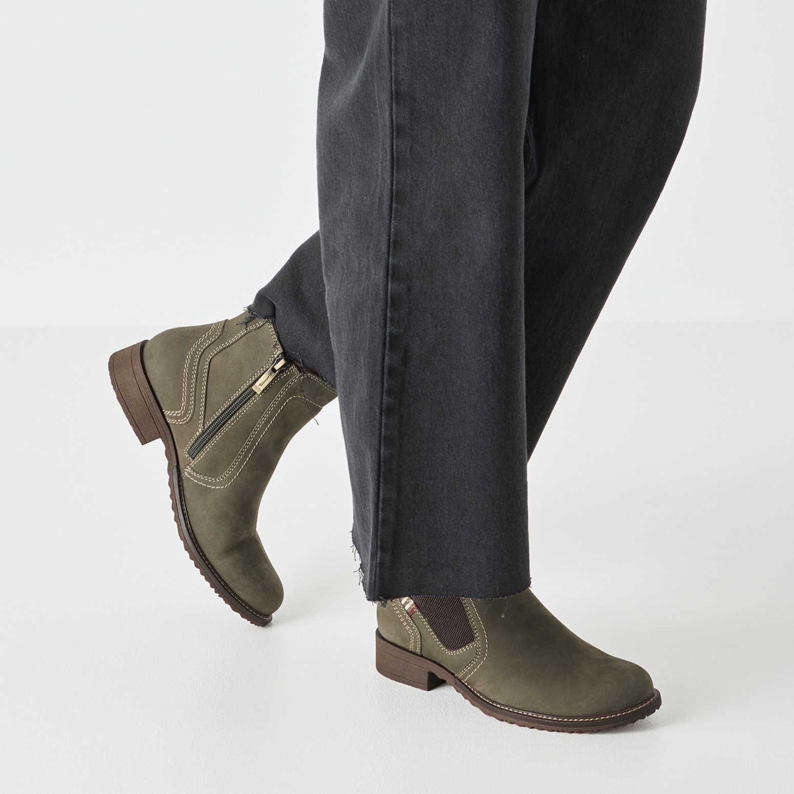 Tamaris Chelseaboots, Blockabsatz, Stiefelette mit Kontrastnähten und Kontrastdetails
