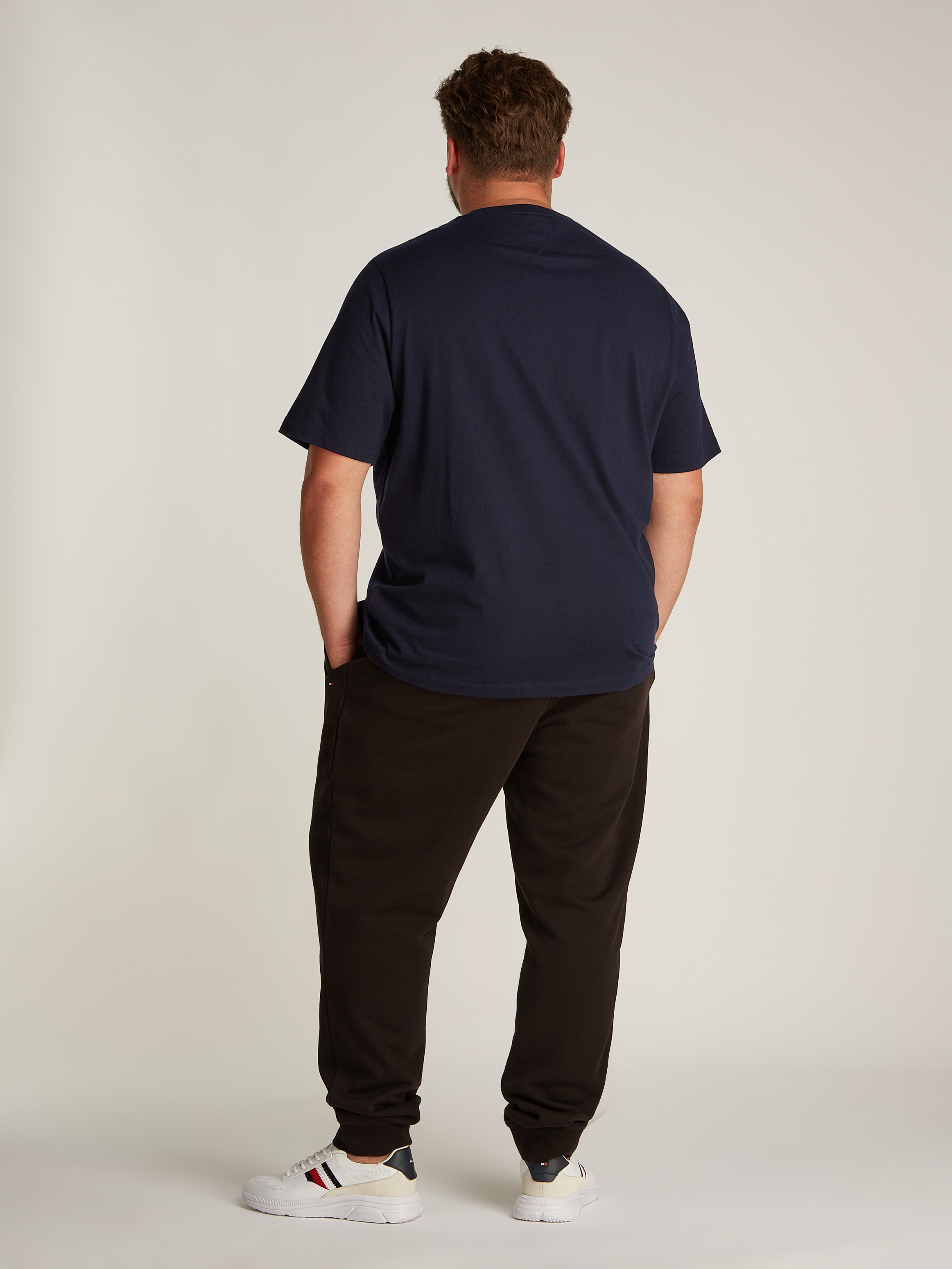 Tommy Hilfiger Big & Tall Rundhalsshirt »BT-ESSENTIAL SOLID POCKET TEE-B«, in Große Größen, Logostickerei