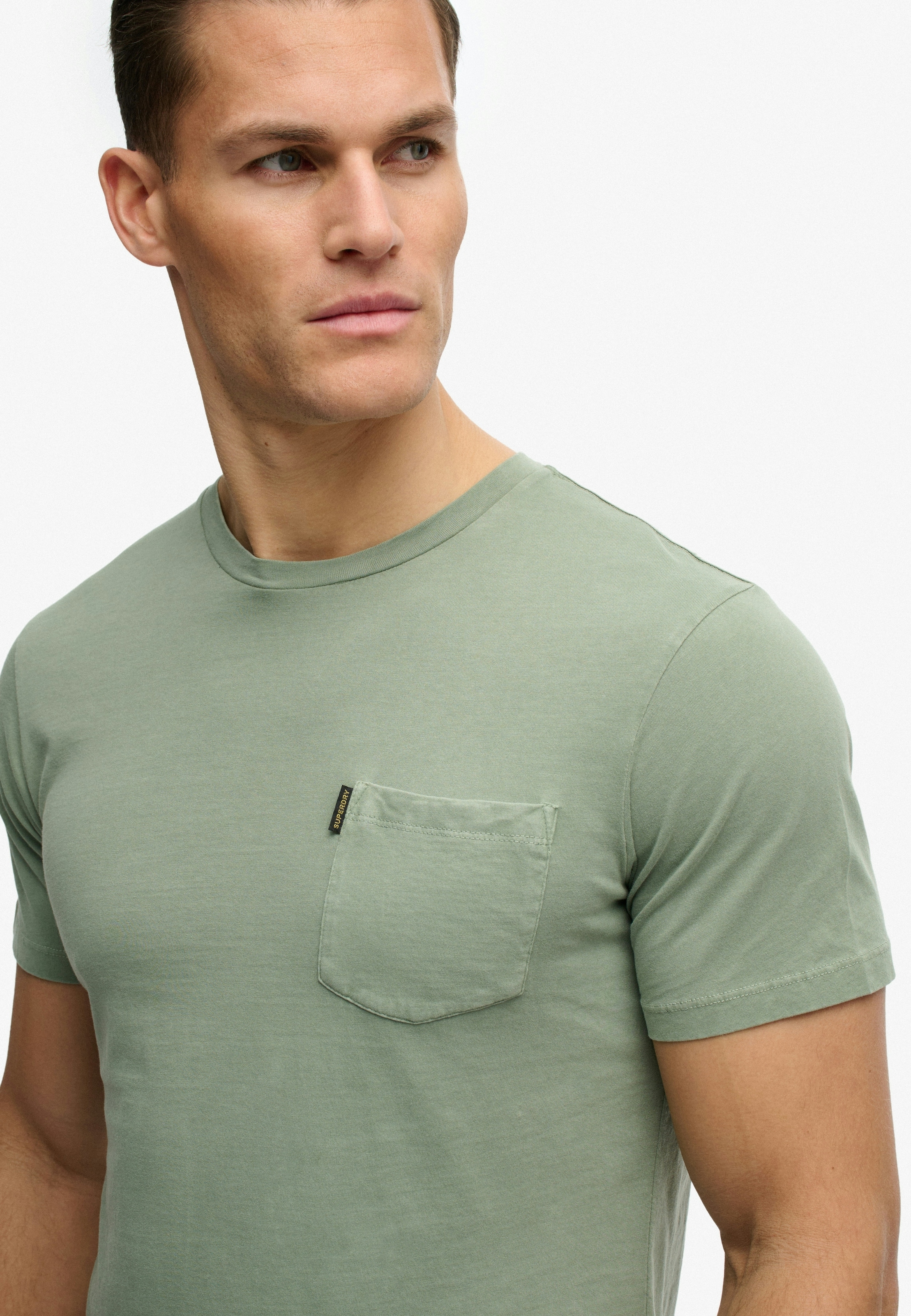 Superdry Rundhalsshirt »CLASSIC ESSENTIAL POCKET TEE« mit stylischer, aufgesetzter Brusttasche