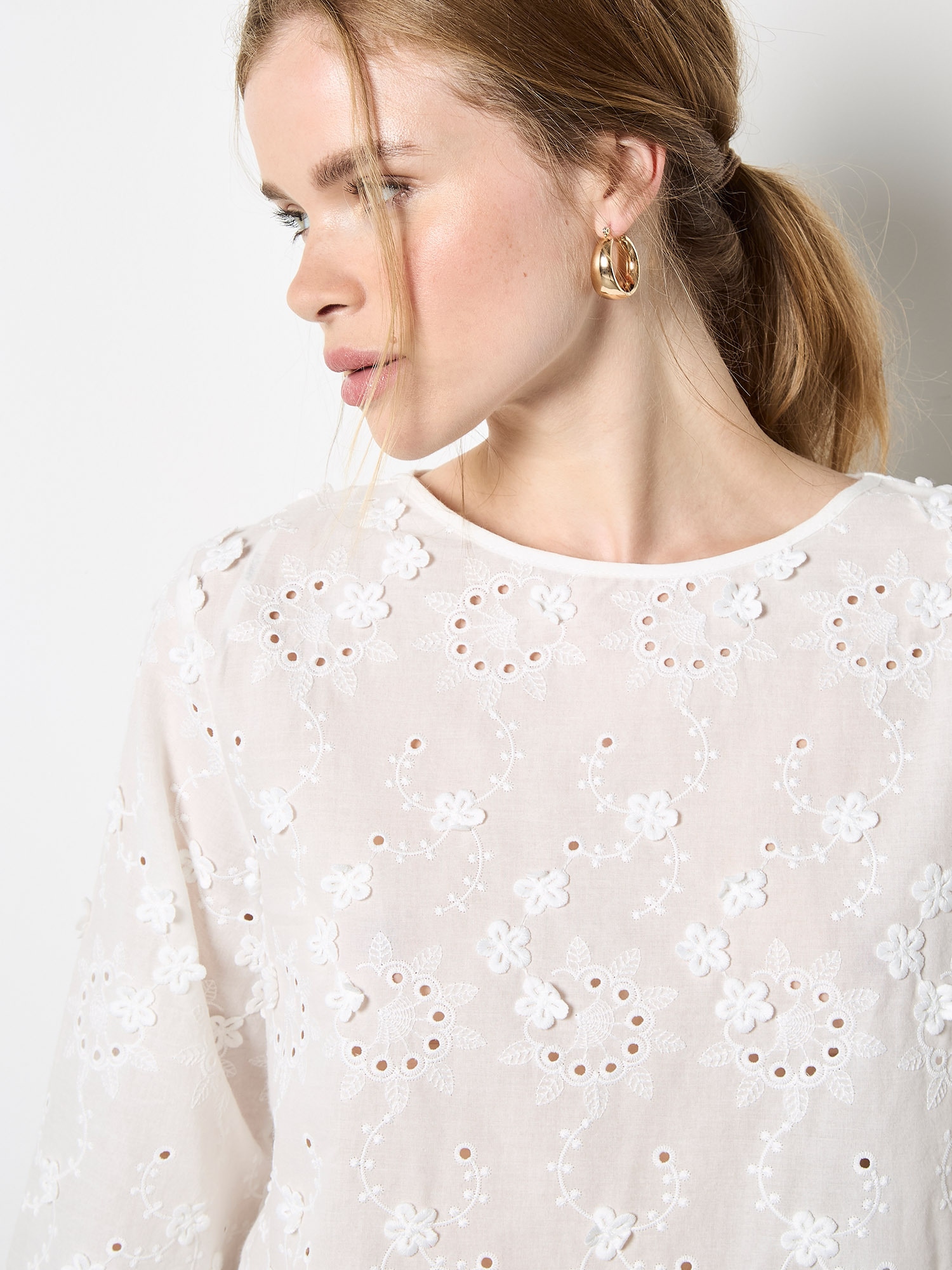 Apricot Klassische Bluse »Bluse« mit Lochstickerei und 3D Blumen