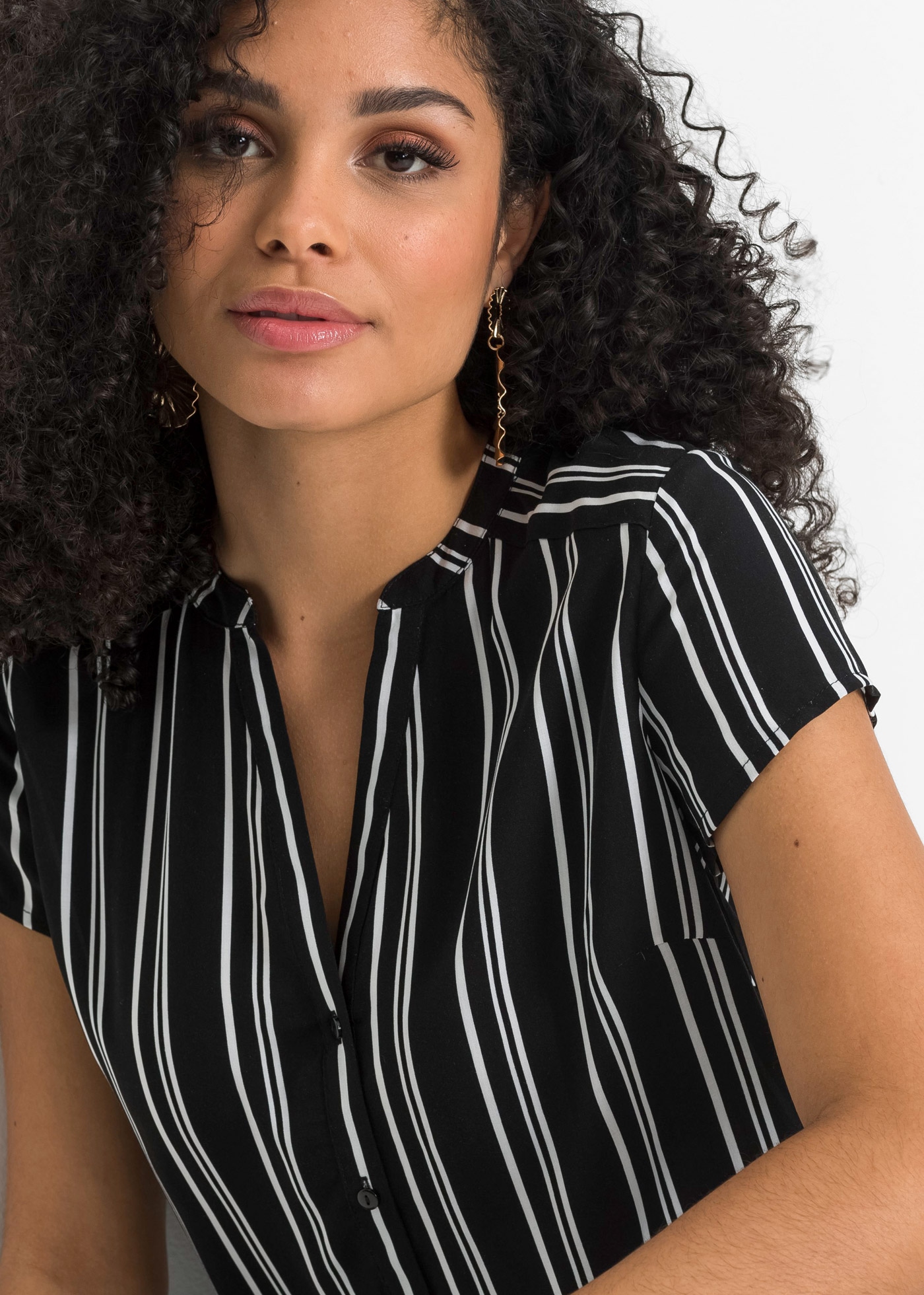 bonprix Kurzarmbluse Regular Fit, für Businessmode, aus Viskose, feminin gestaltet