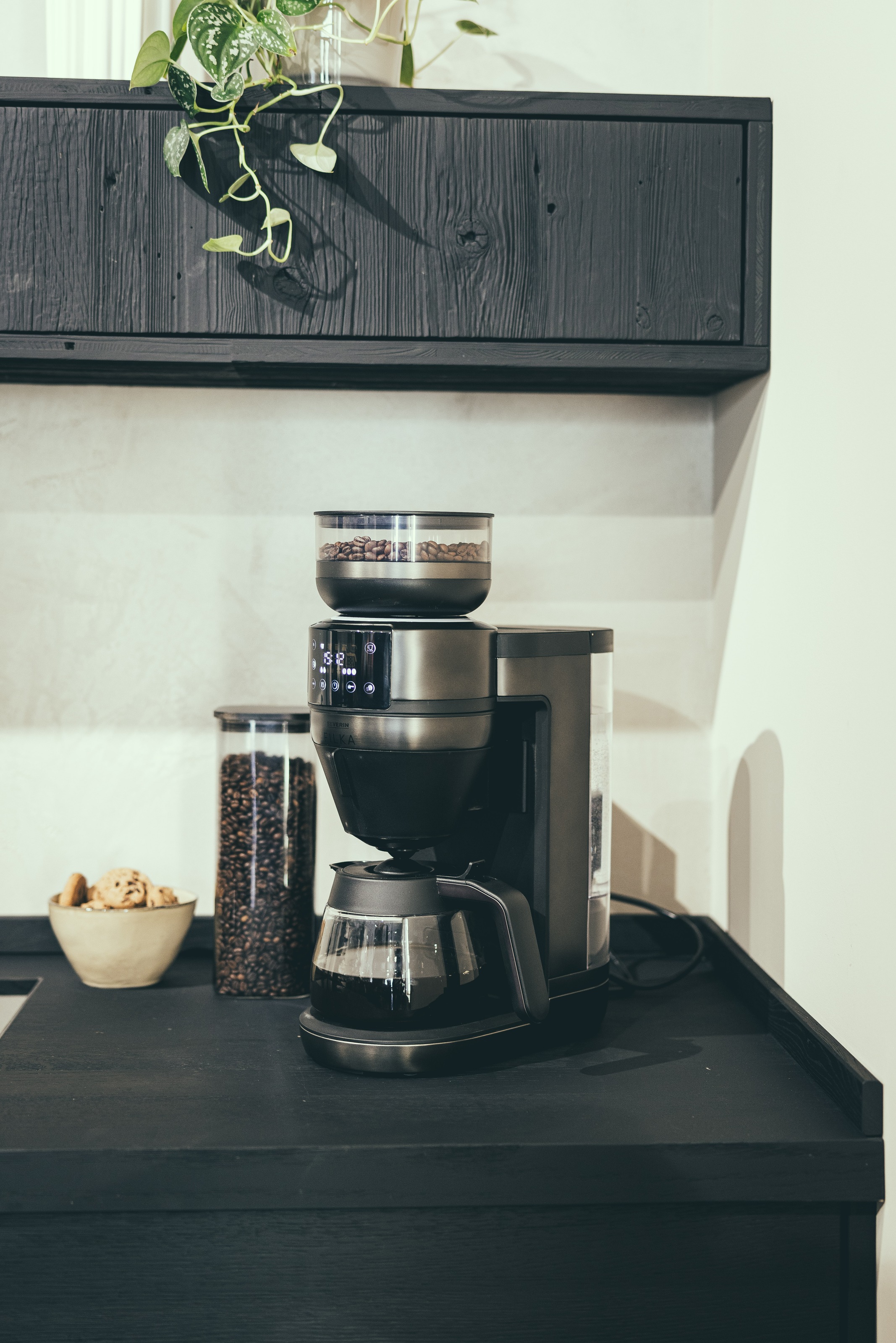 Severin Kaffeemaschine mit Mahlwerk »KA 4849 FILKA Limited Edition Dark Inox«, 1,4 l Kaffeekanne, Papierfilter, 1x4