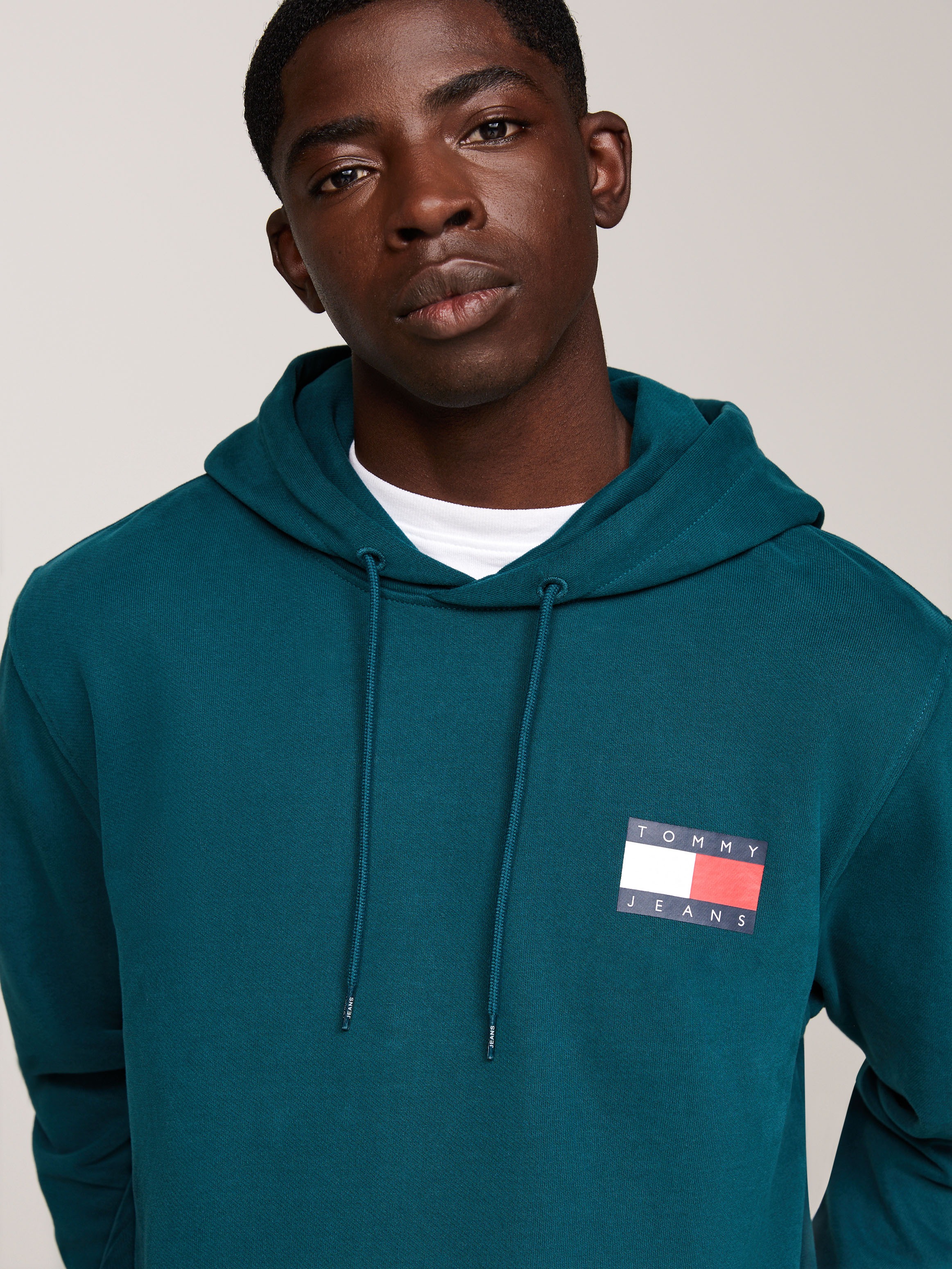 Tommy Jeans Sweatshirt "TJM REG ESSENTIAL FLAG HOOD EXT", mit bedruckten Ma günstig online kaufen