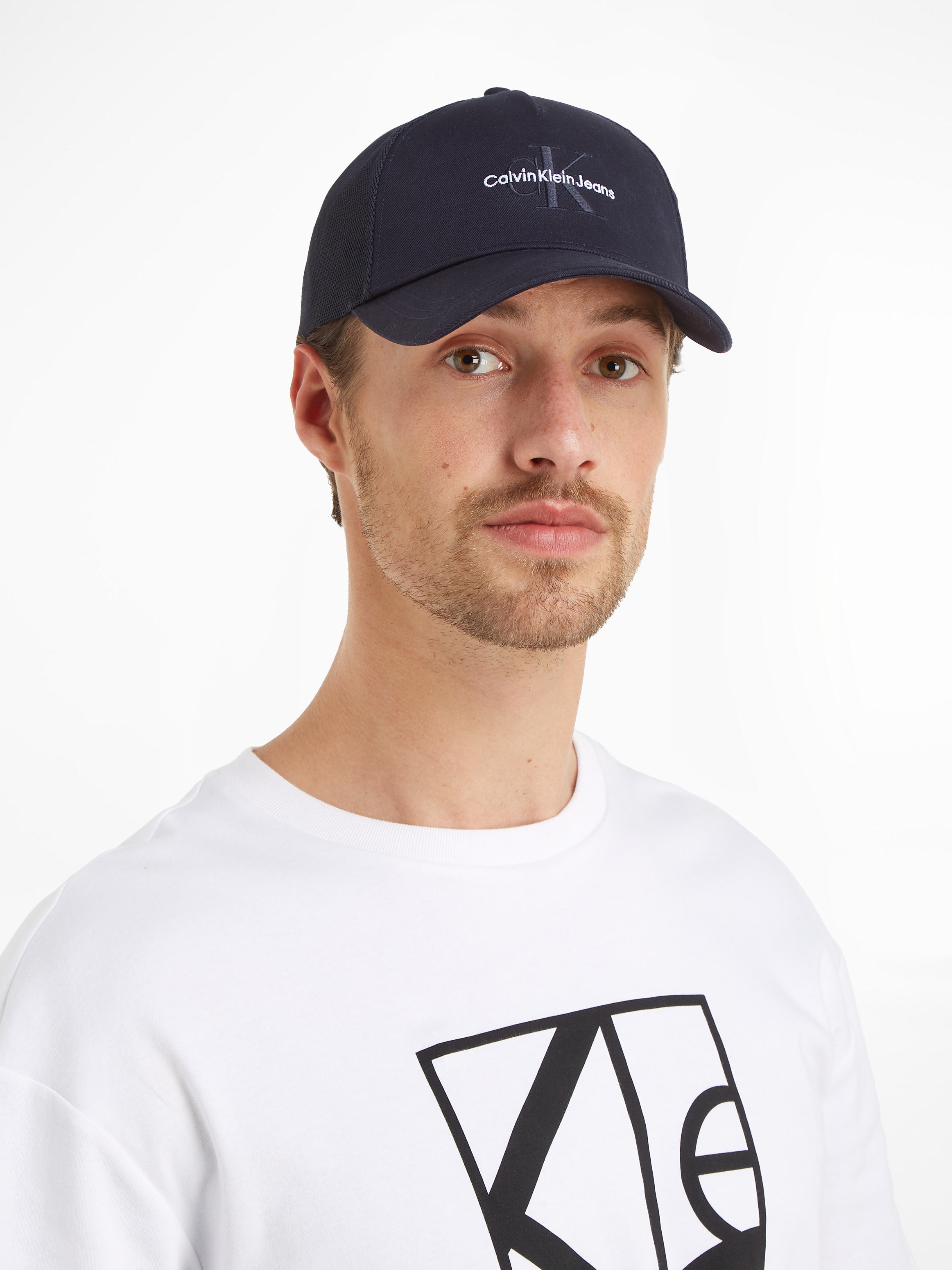 Calvin Klein Jeans Trucker Cap "MONO LOGO EMBRO TRUCKER HAT", mit Netz-Einsatz
