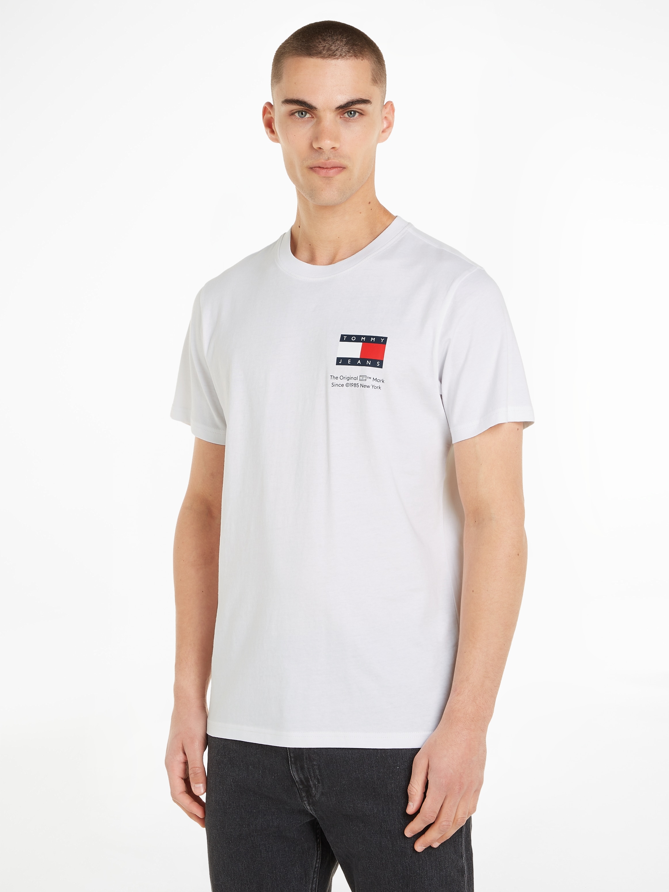 Tommy Jeans ▷ Jeans Plus EXT«, Tommy BAUR Logo-Schriftzug mit kaufen TEE | T-Shirt SLIM »TJM ESSENTIAL FLAG