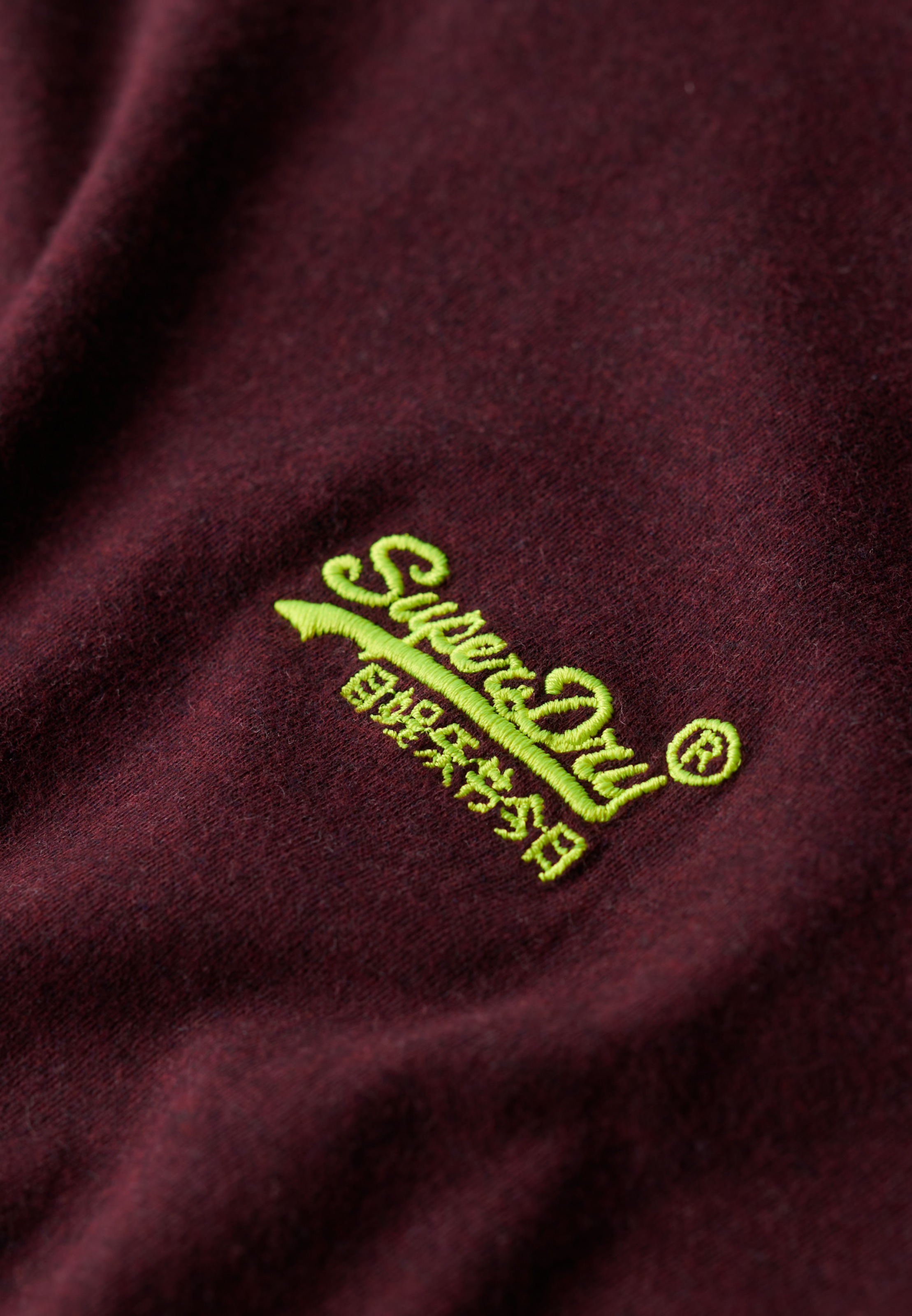Superdry Rundhalsshirt »ESSENTIAL LOGO EMB TEE« aus Baumwolle und Single Jersey, Slim Fit, Kurzarm, hüftlang