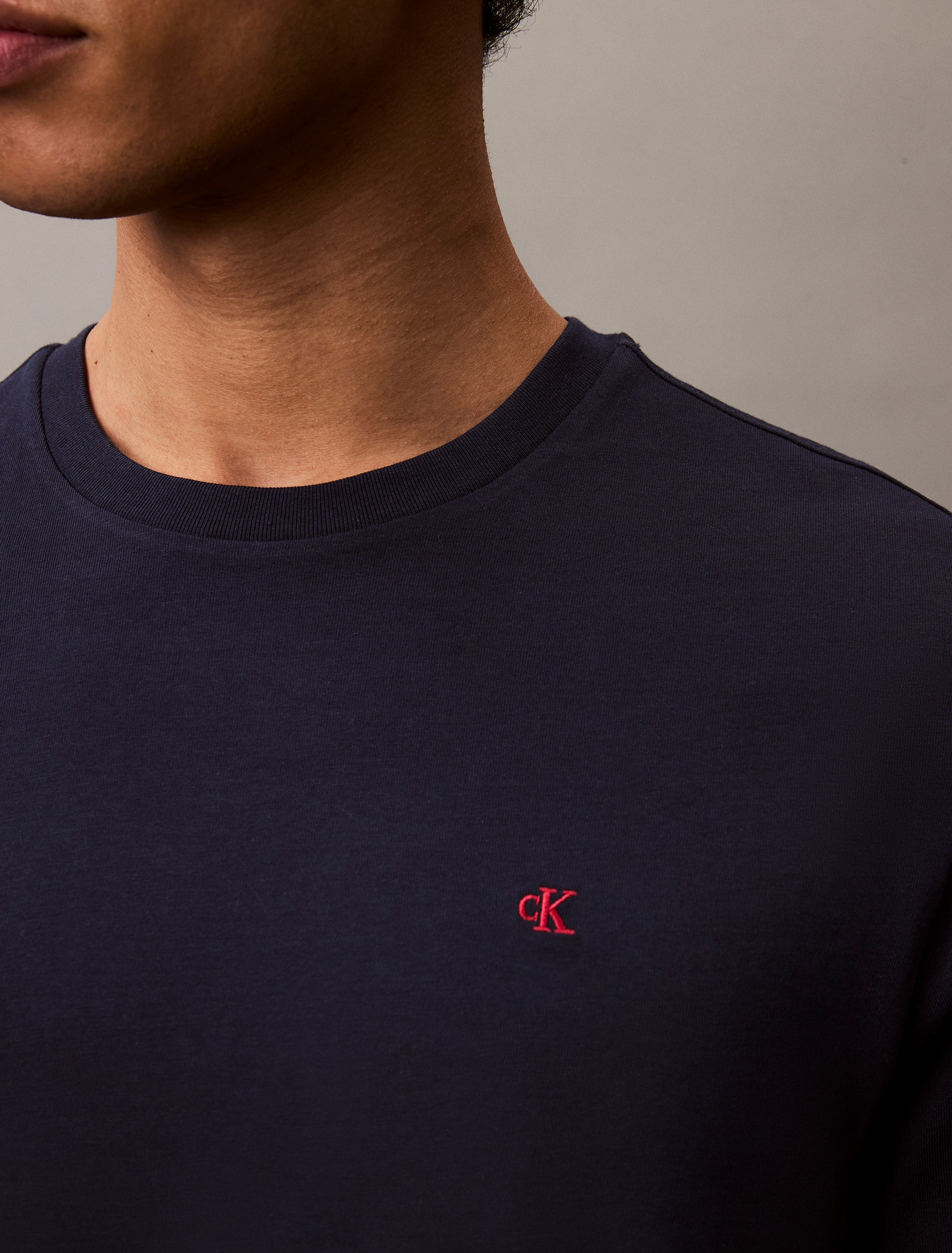 Calvin Klein Jeans T-Shirt »SS SMOOTH CTTN SOLID CREWNK TEE«, mit Logo