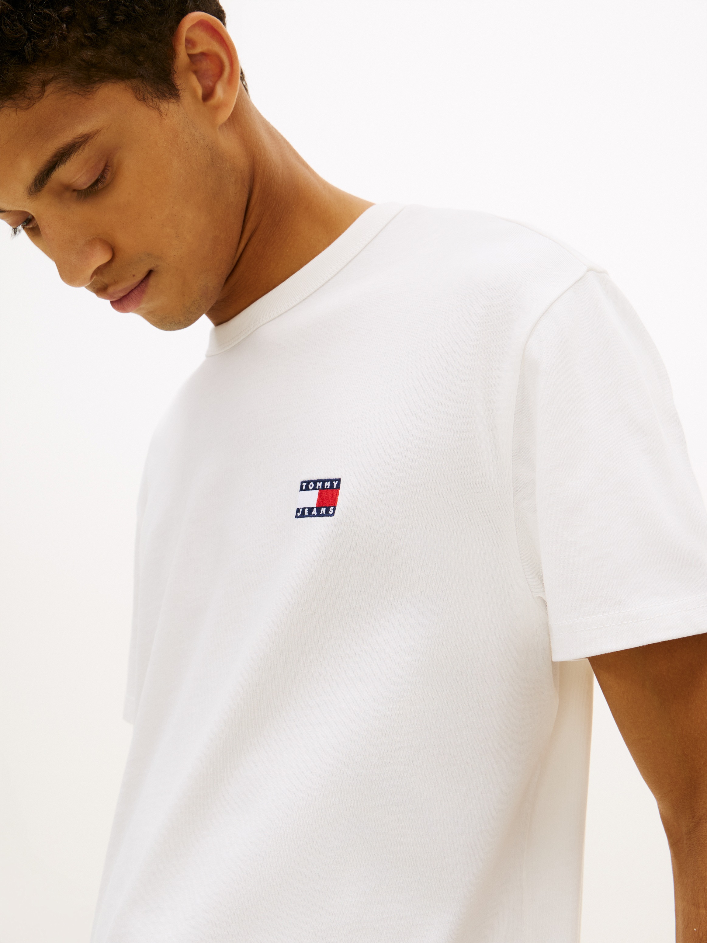 Tommy Jeans T-Shirt "TJM REG BADGE TEE EXT" mit Logostickerei günstig online kaufen
