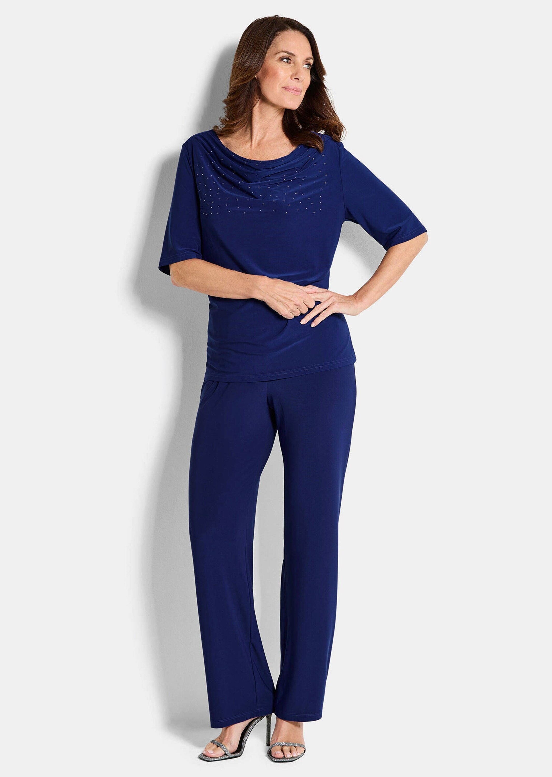 GOLDNER Kurzarmshirt »Kurzgröße Jerseyshirt mit Glitzersteinen« Ton in Ton Hotfix am Wasserfallausschnitt