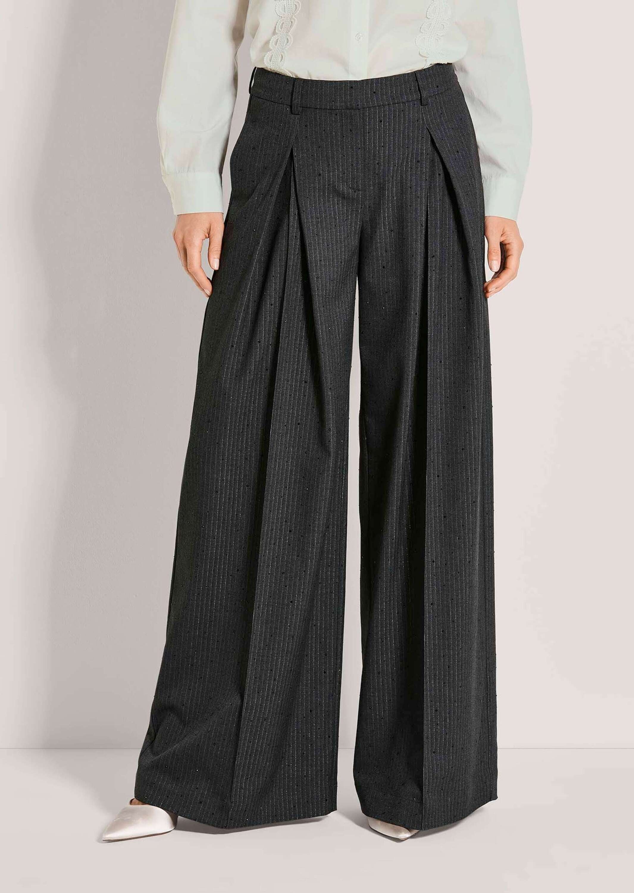 Stoffhose MADELEINE "Bundfaltenhose Nadelstreifenhose mit Strassdekoration", Damen, Gr. 18, N + K Gr, grau (grau, melange), Obermaterial: 70% Polyester PES. 26% Viskose CV. 4% Elasthan EL., Hosen Stoffhose 2