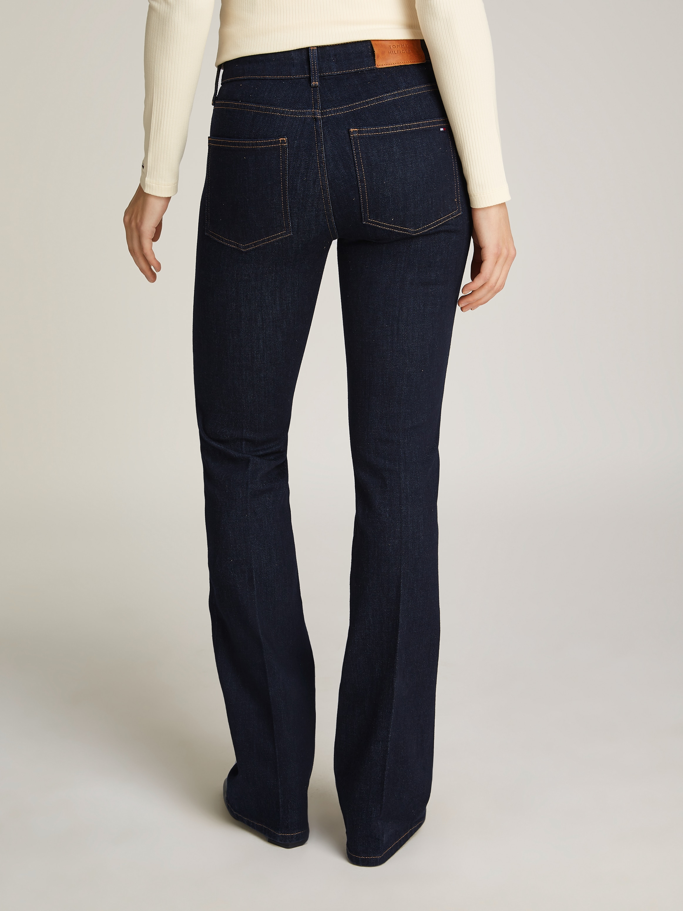 Tommy Hilfiger Bootcut-Jeans »Bootcut Regular Waist«, mittlere normale Leibhöhe, mit Bügelfalten, mit Nieten