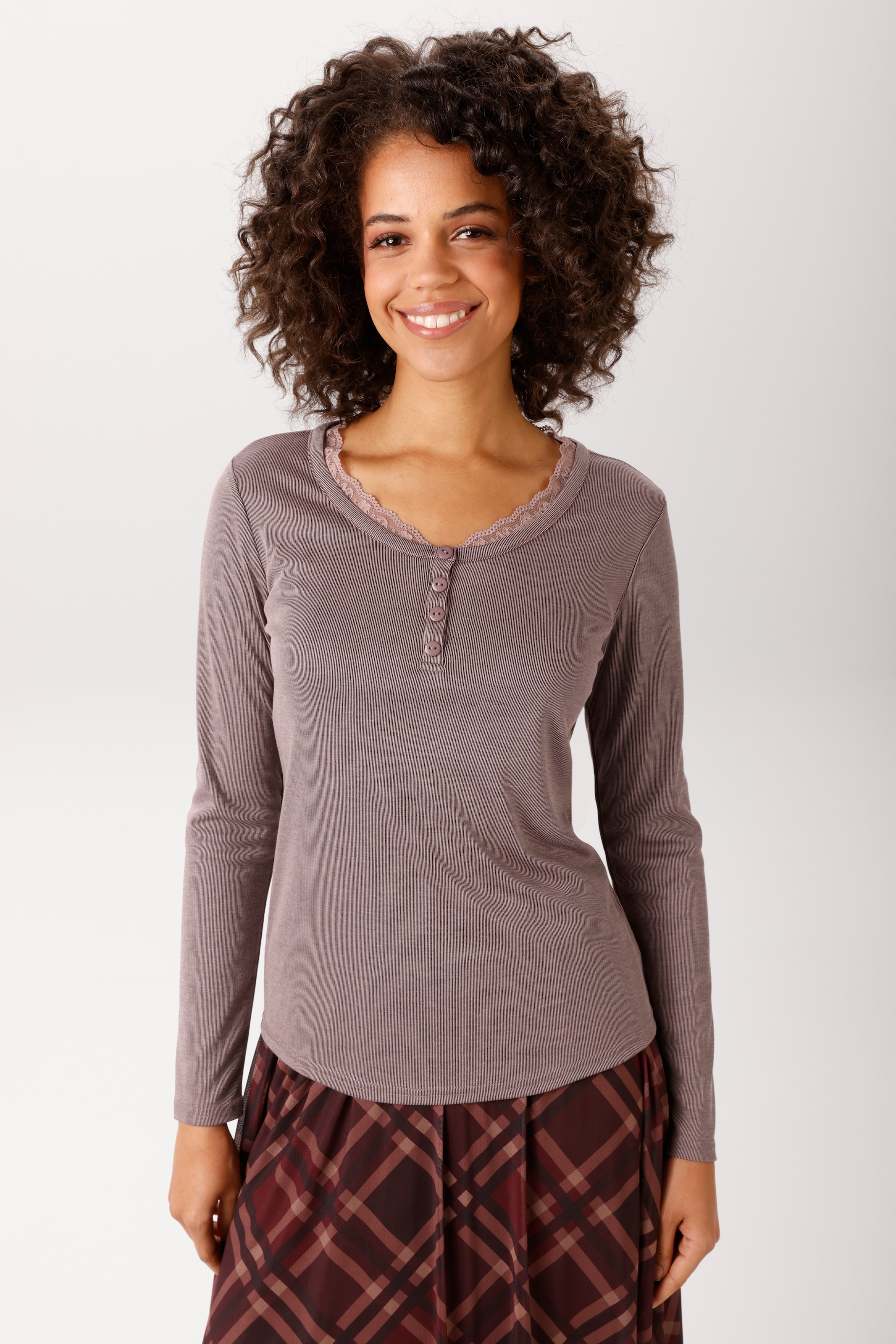 Aniston CASUAL Langarmshirt mit gewellter Spitze am Rundhals-Ausschnitt - NEUE KOLLEKTION