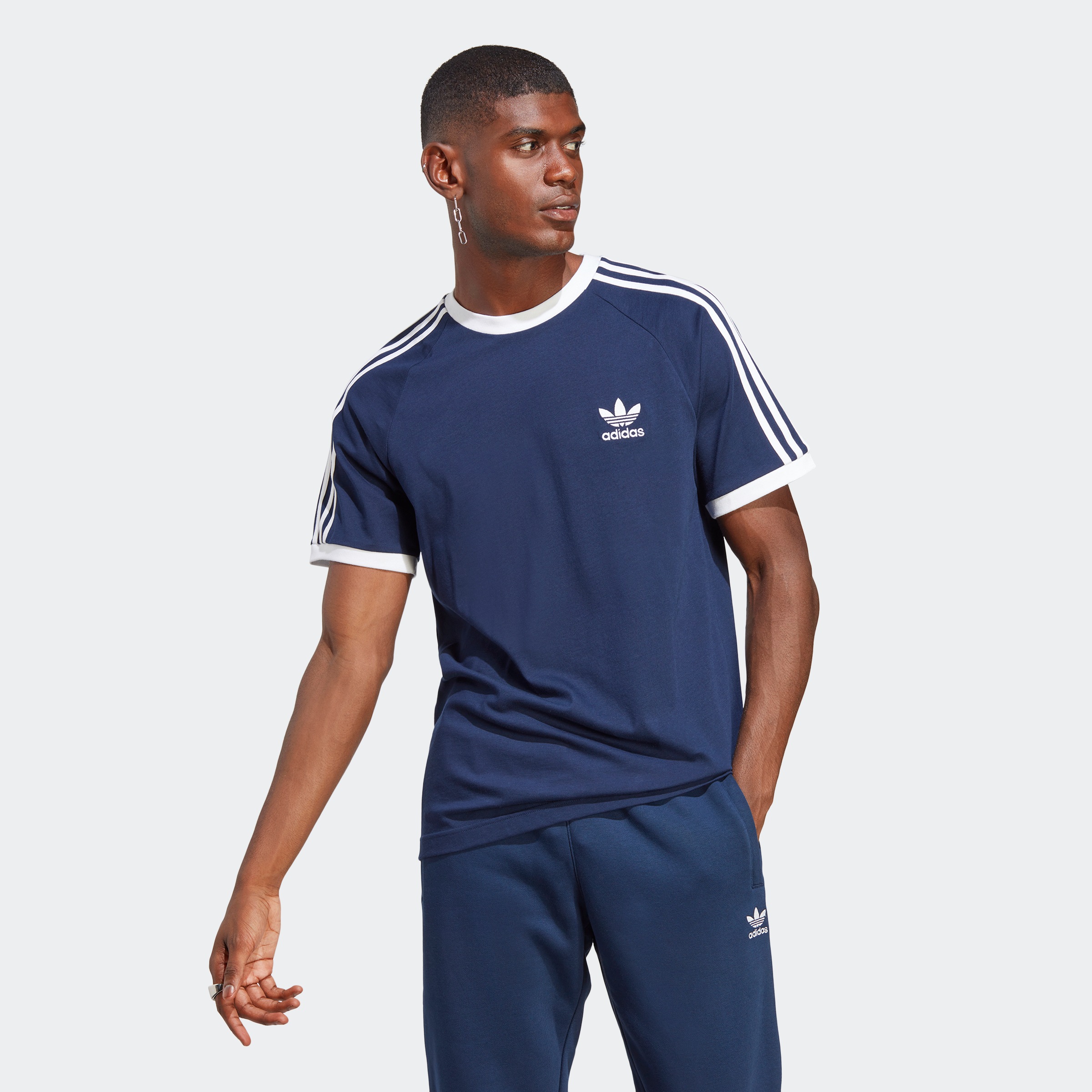 adidas Originals "3-STRIPES TEE" schmale Passform, Kurzarm, mit kontrastierendem Saum, aus Baumwolle