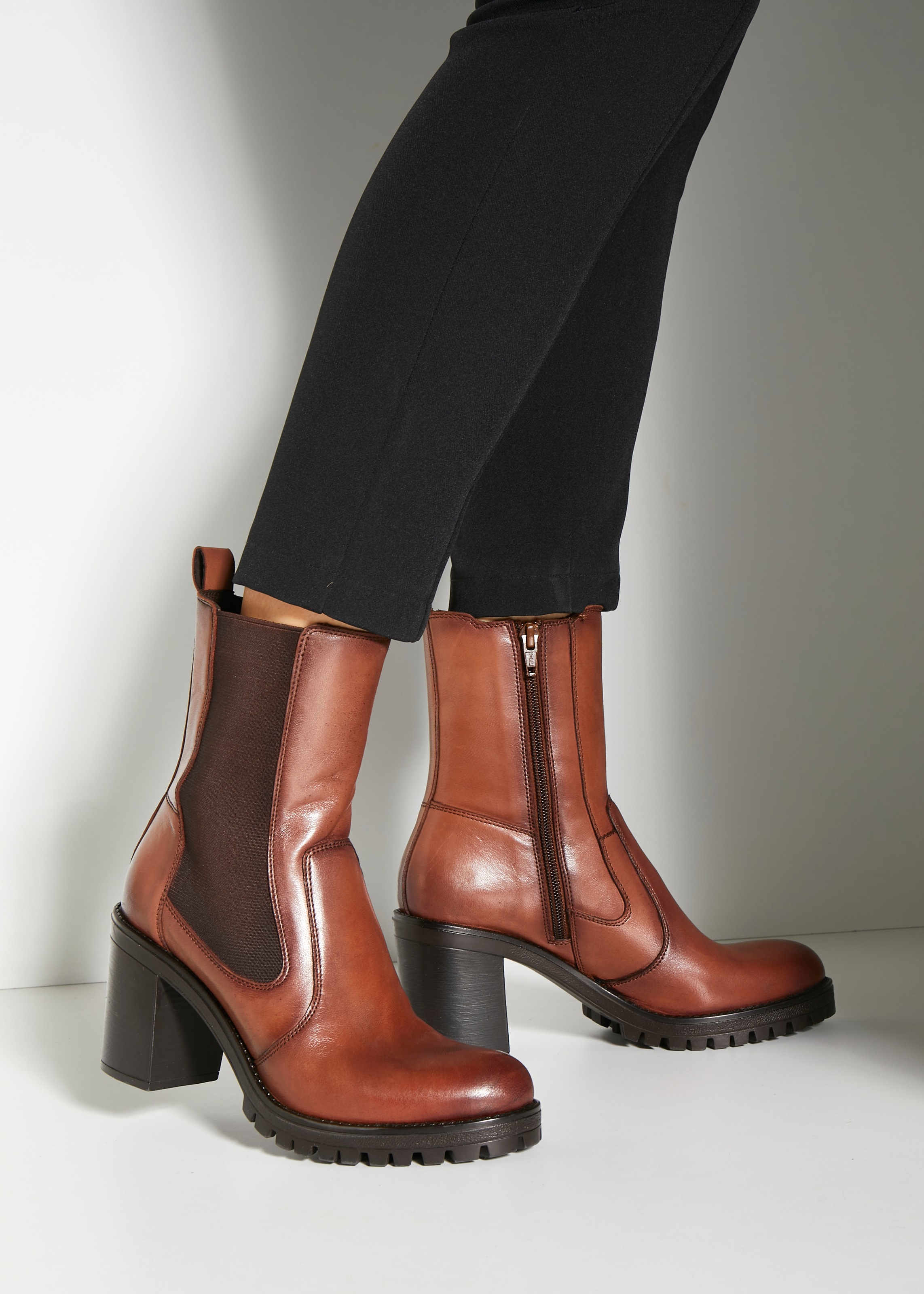 LASCANA Stiefelette, aus Leder im Chelsea-Look, Stiefel, Boots günstig online kaufen