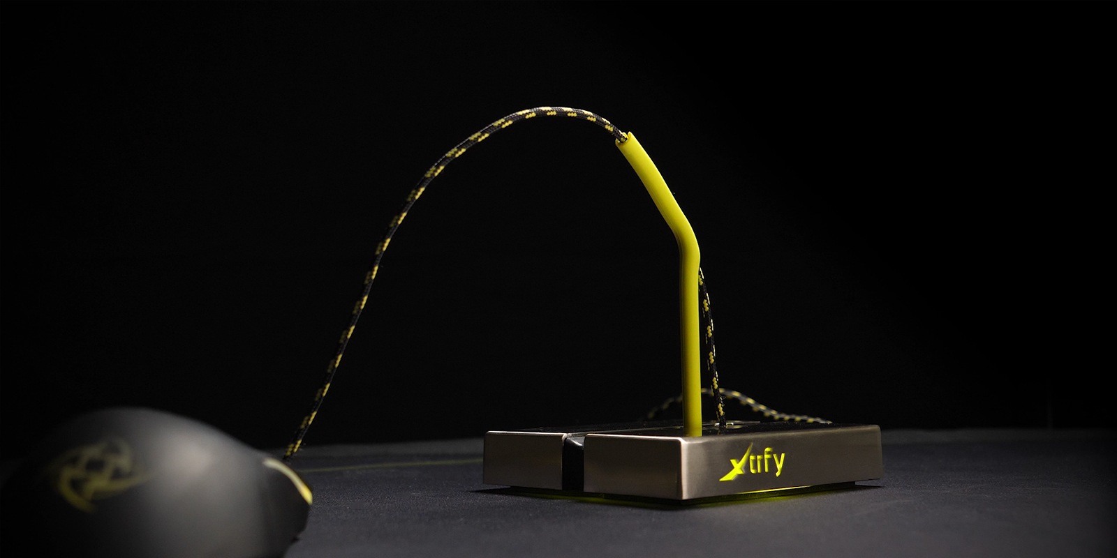 Cherry Xtrfy Mauskabelhalter »B1 Mouse Bungee«, Maus-Bungee mit 4-Port-USB-Hub