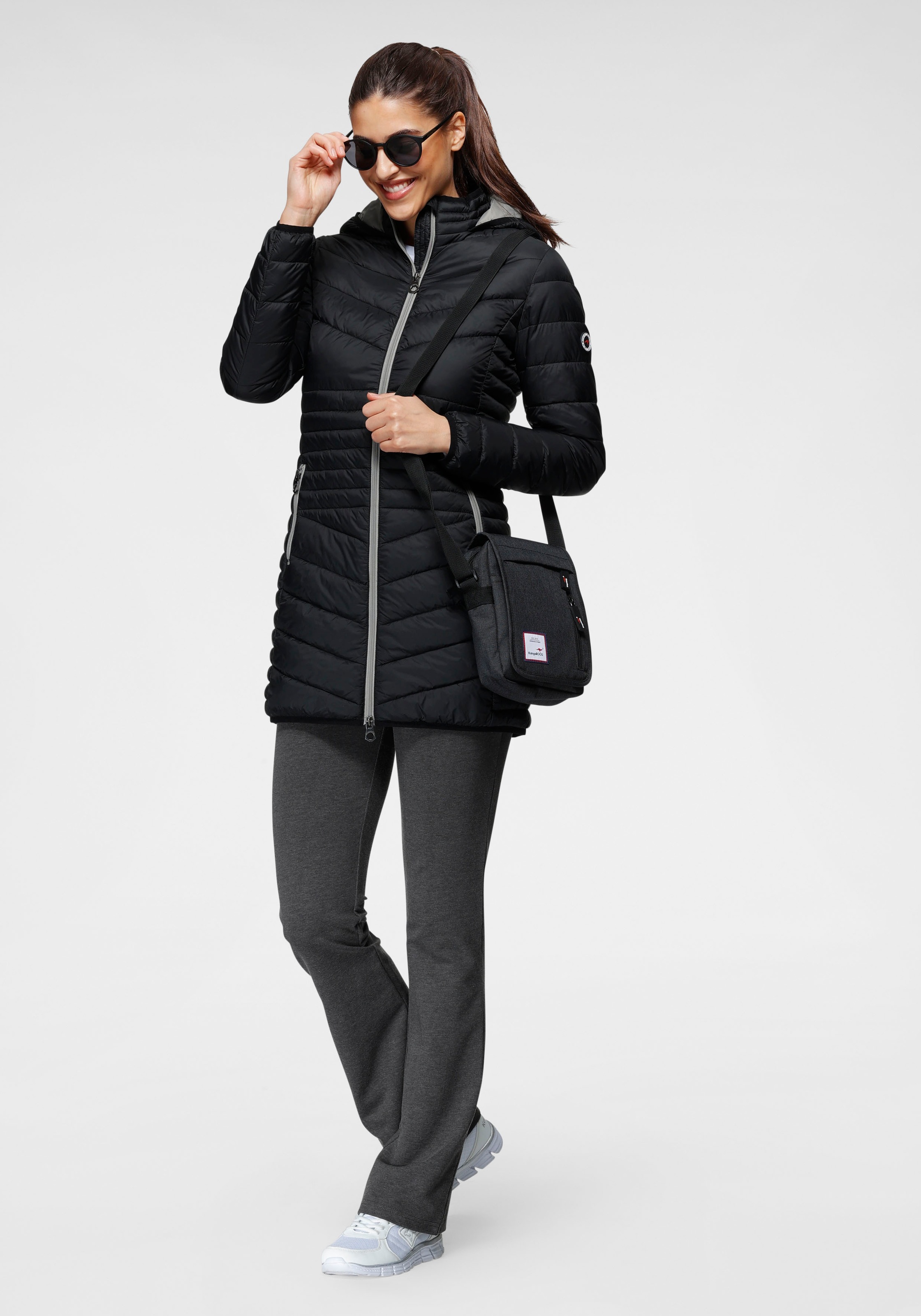 Thumbnail - KangaROOS Steppjacke mit Kapuze für den Übergang, aus leichtem Webmaterial, figurbetonter Schnitt