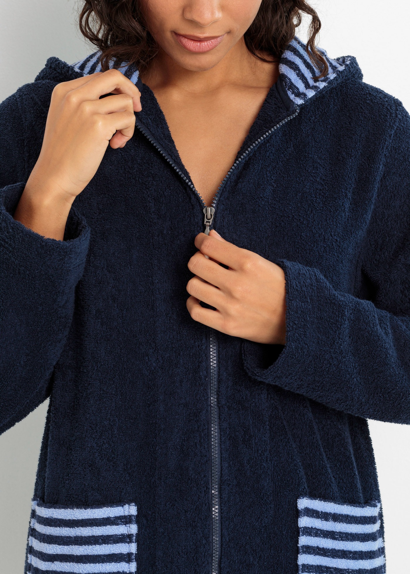 bonprix Bademantel »Frottee Bademantel aus Bio-Baumwolle mit Reißverschluss« Frottee aus Baumwolle, mit Reißverschluss, knielang