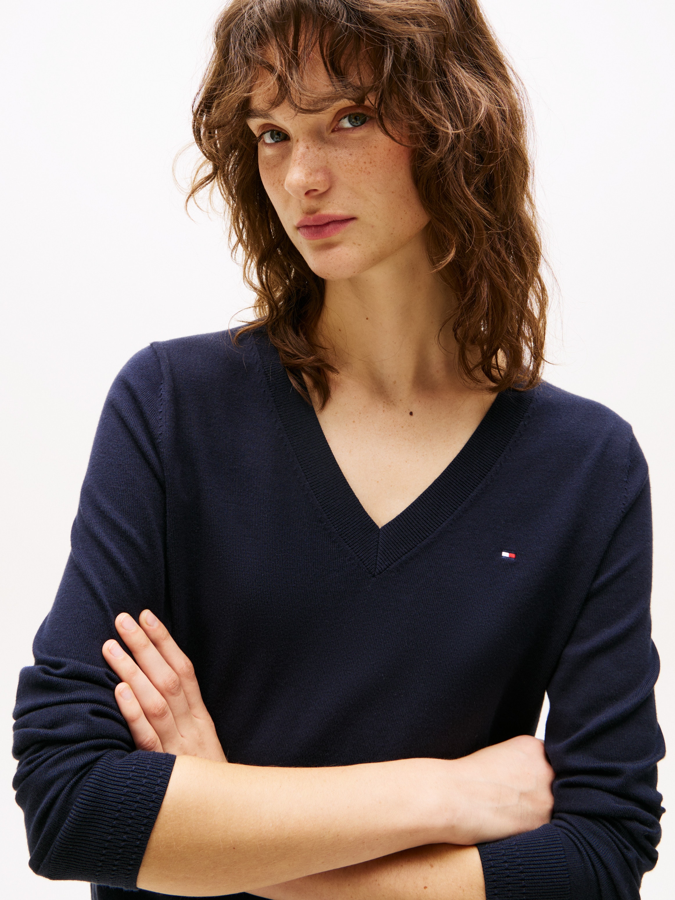 Tommy Hilfiger V-Ausschnitt-Pullover »CO JERSEY STITCH V-NK SWEATER«, Kontrastfarbene Streifen im Ausschnitt und Logo Stickerei am Ärmel