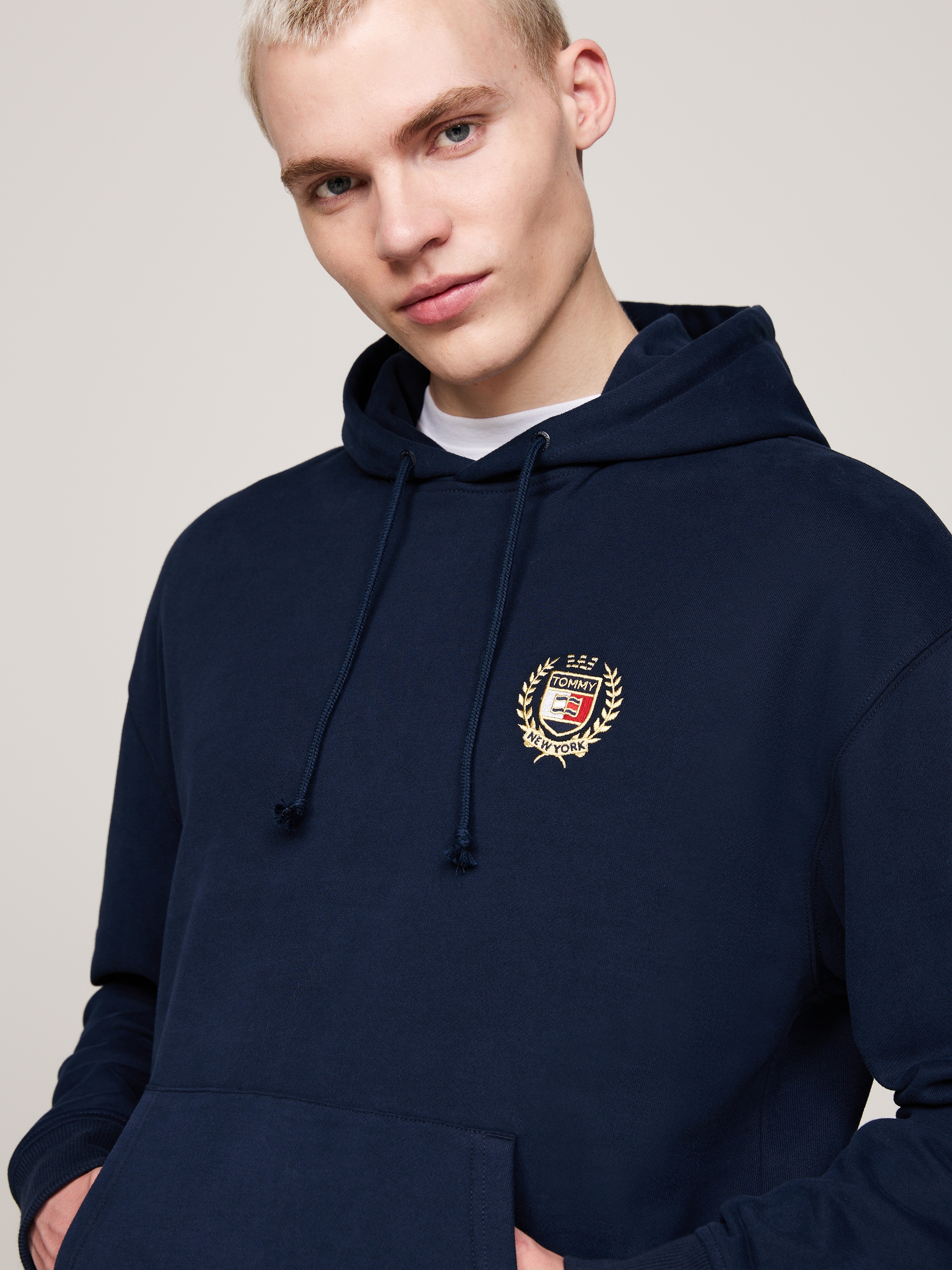 Tommy Jeans Sweatshirt "TJM REG TJ FLAG CREST HOOD EXT", besticktes Markenl günstig online kaufen