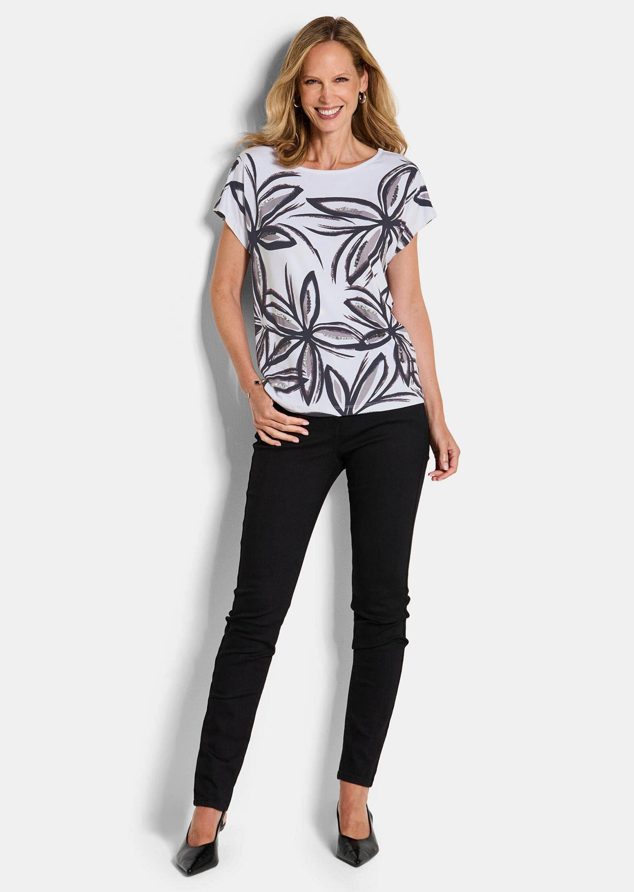 GOLDNER Kurzarmshirt »Kurzgröße Paillettenshirt mit Blumenmuster« Paillettenstickerei auf dem Vorderteil