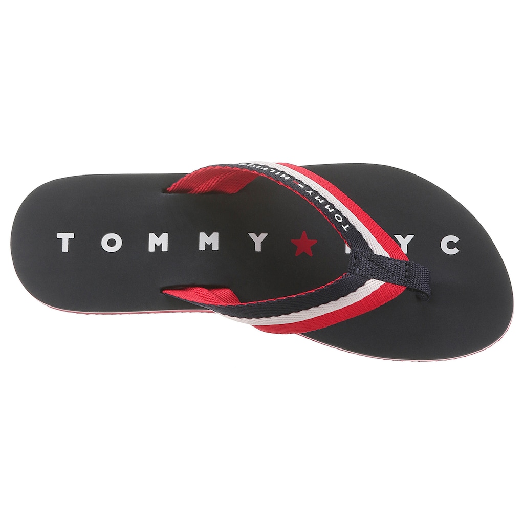 Tommy Hilfiger Zehentrenner »TOMMY LOVES NY BEACH SANDAL«, Sommerschuh, Schlappen, Poolsildes mit Logo ausf der Laufsohle