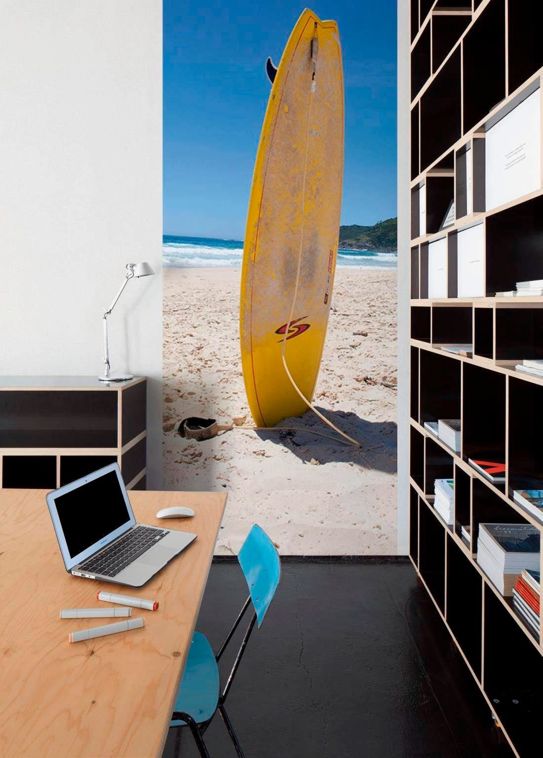 living walls Fototapete »Surfboard im Sand«, Vlies, Wand, Schräge