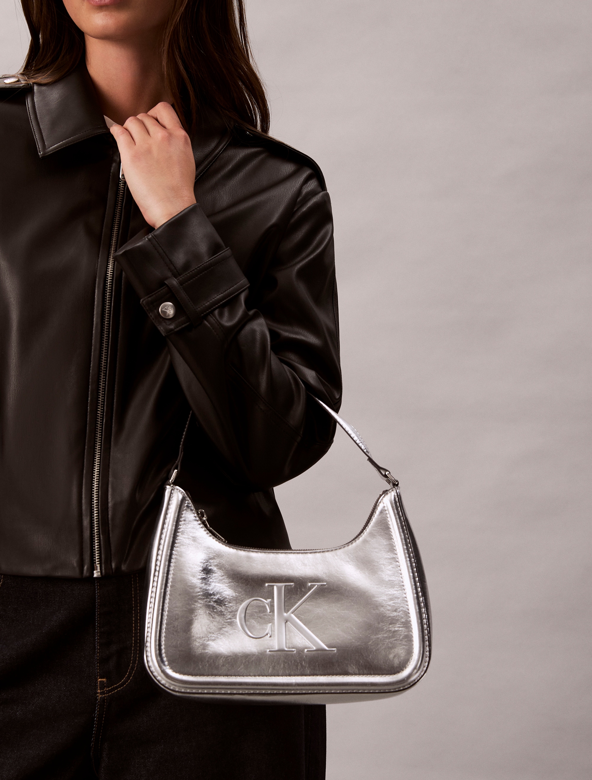Calvin Klein Schultertasche »BOLD CK METALLIC SHOULDER BAG« Dmaen Tragetasche, Handtasche, Abendtasche mit CK-Logoprägung