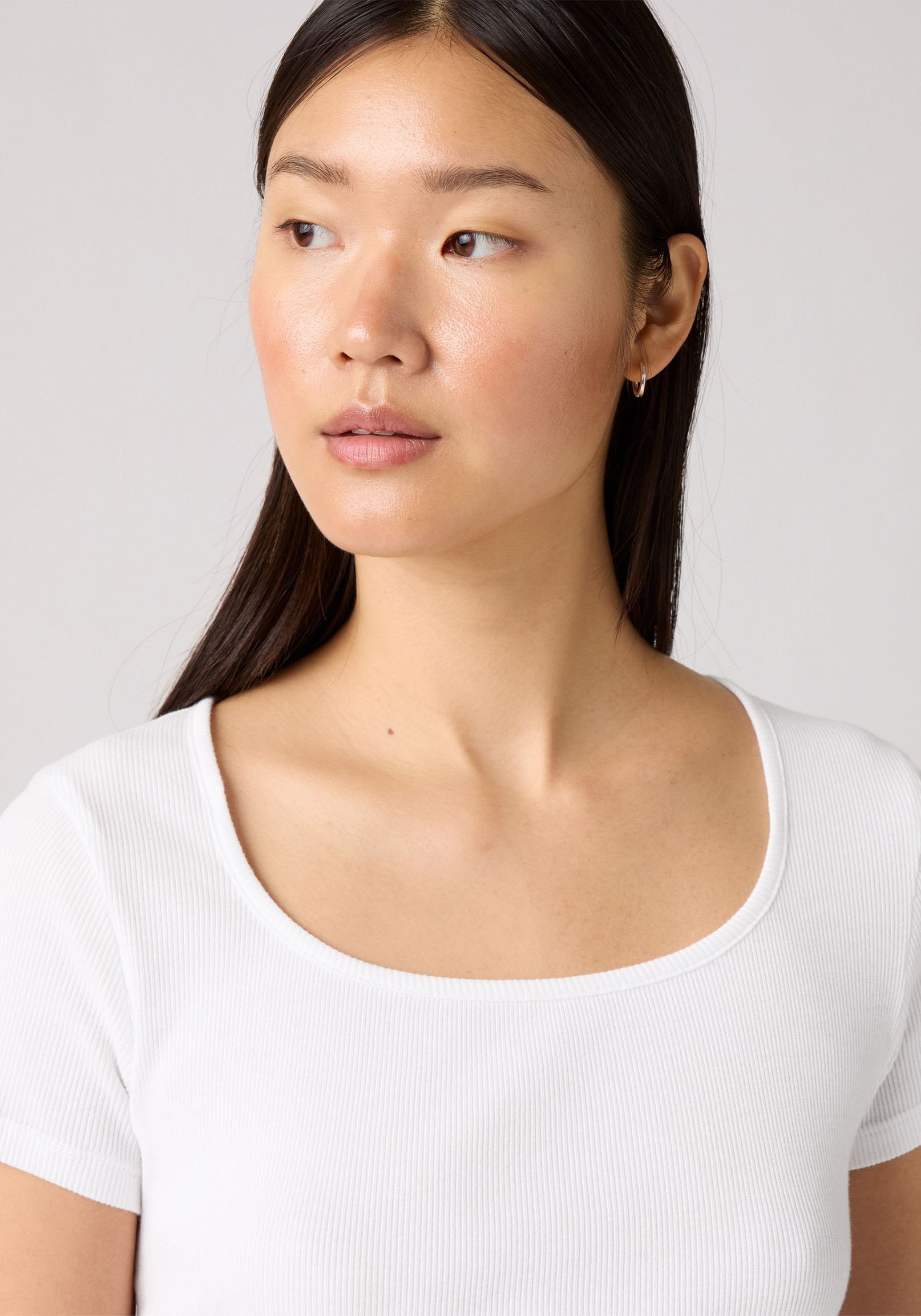 Levi's® T-Shirt »ESSENTIAL SQRD NE«, Feinrippqualität