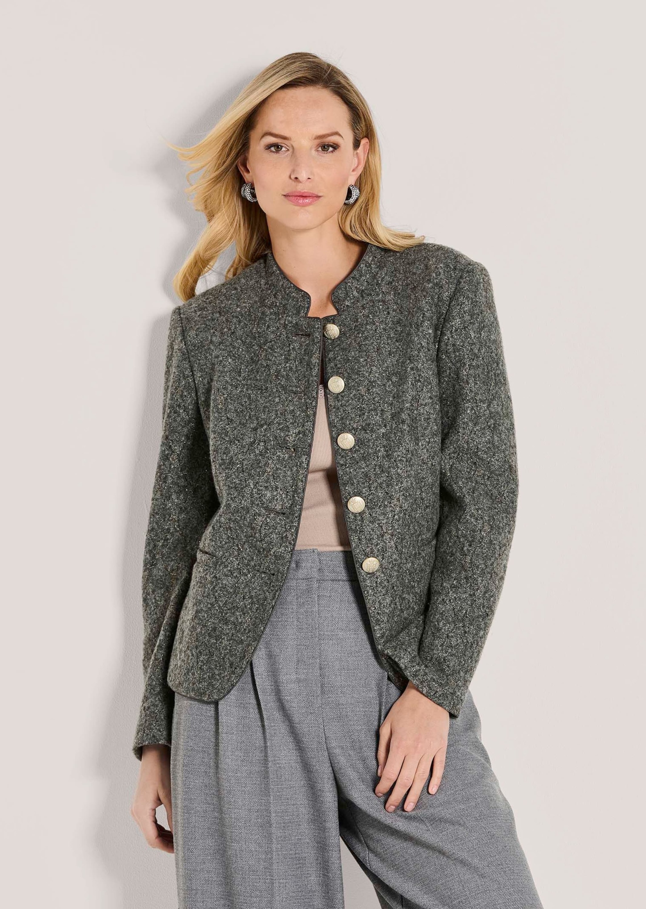 Jackenblazer MADELEINE "Strickblazer Schicker Kurzblazer mit Stehkragen", Damen, Gr. 42, grau (bleigrau, melange, goldfarben), Obermaterial: 100% Polyester PES., Modern, Blazer, klassikcer, Glanzgarn, Stickerei, Schmuckknöpfe 2