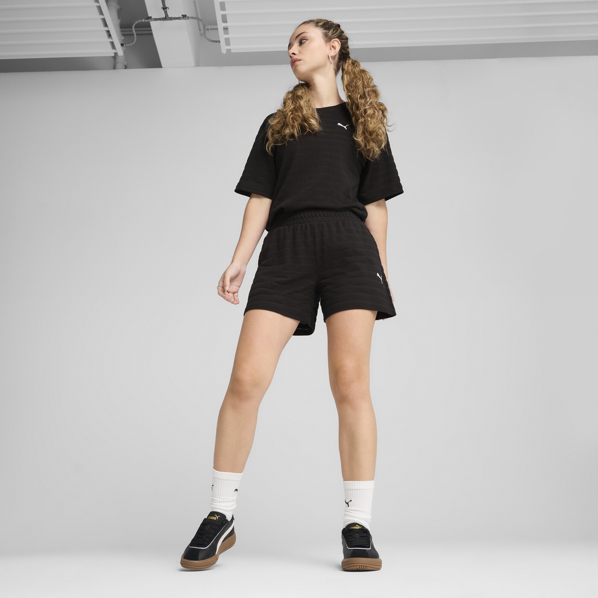 PUMA Sporthose »ESS ELEVATED Strukturierte 5" Shorts mit hohem Bund Damen«