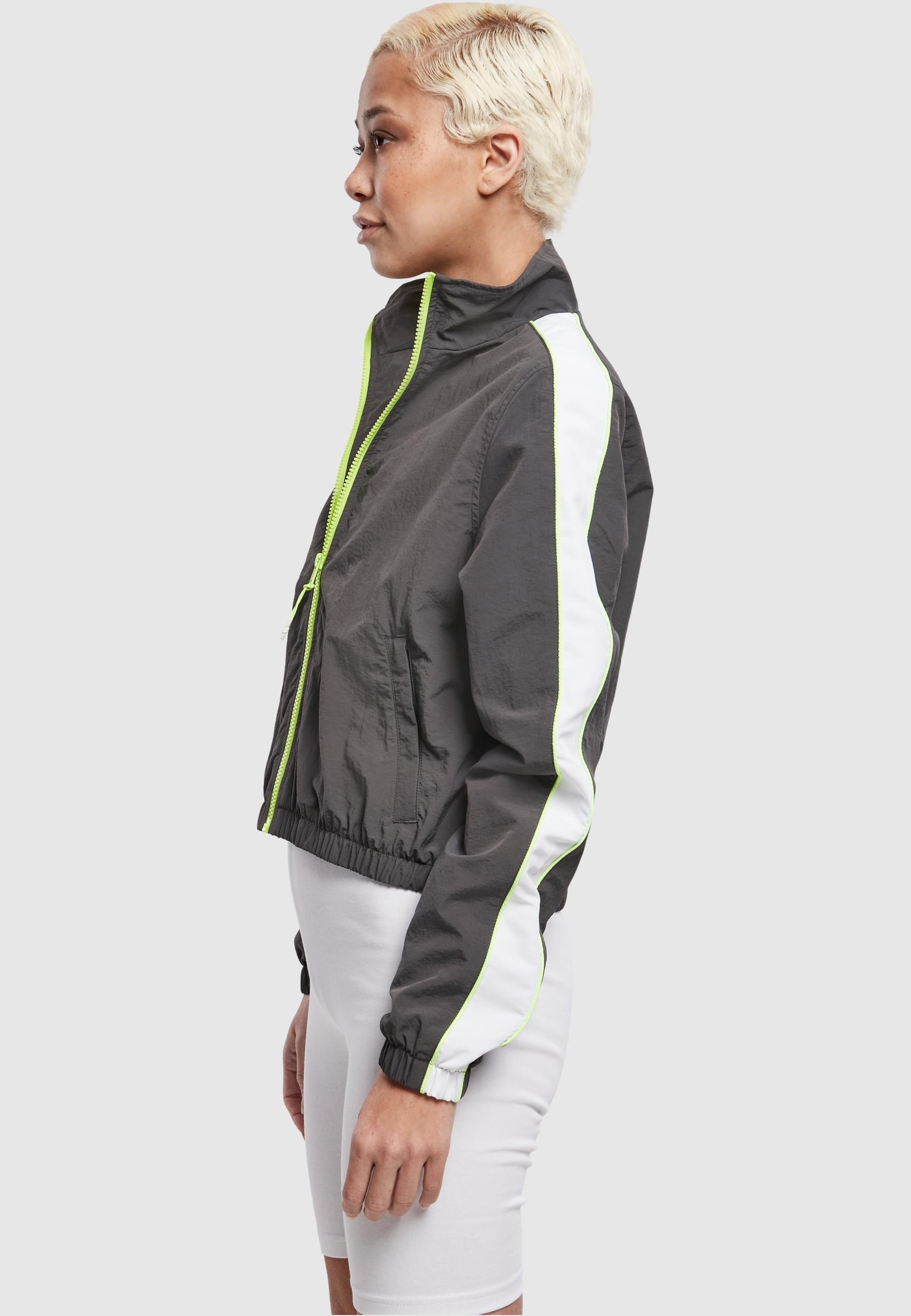 URBAN CLASSICS Allwetterjacke »Urban Classics Damen Ladies Short Piped Track Jacket«, (1 St.), ohne Kapuze