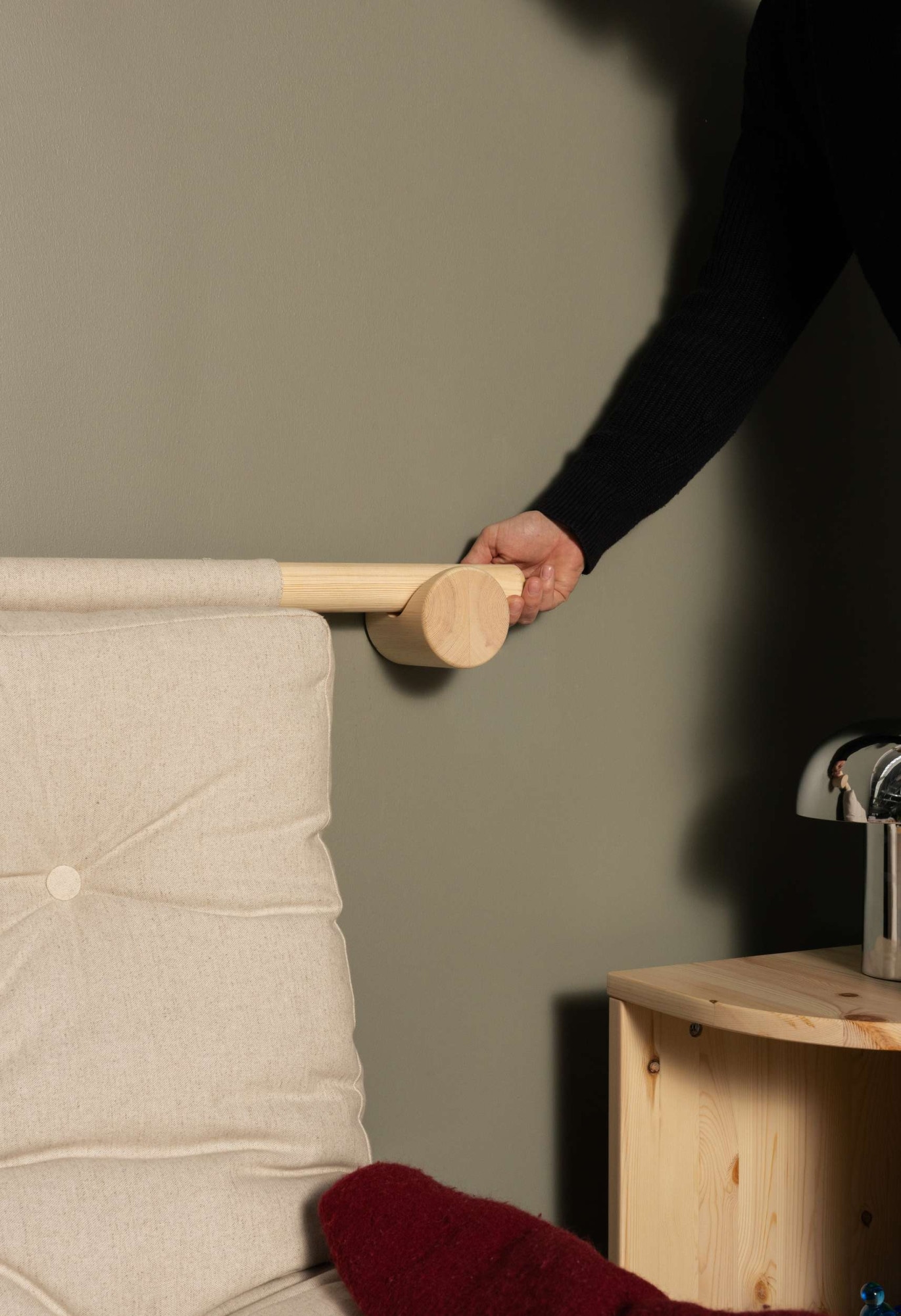 Karup Design Schlafsofa »Hooked Schlafsessel, Sitz- und Schlafplatz, Wandmontiert, platzsparend«, Futonmatratze inkl. Halterungsset aus FSC®-zertifiziertem Massivholz