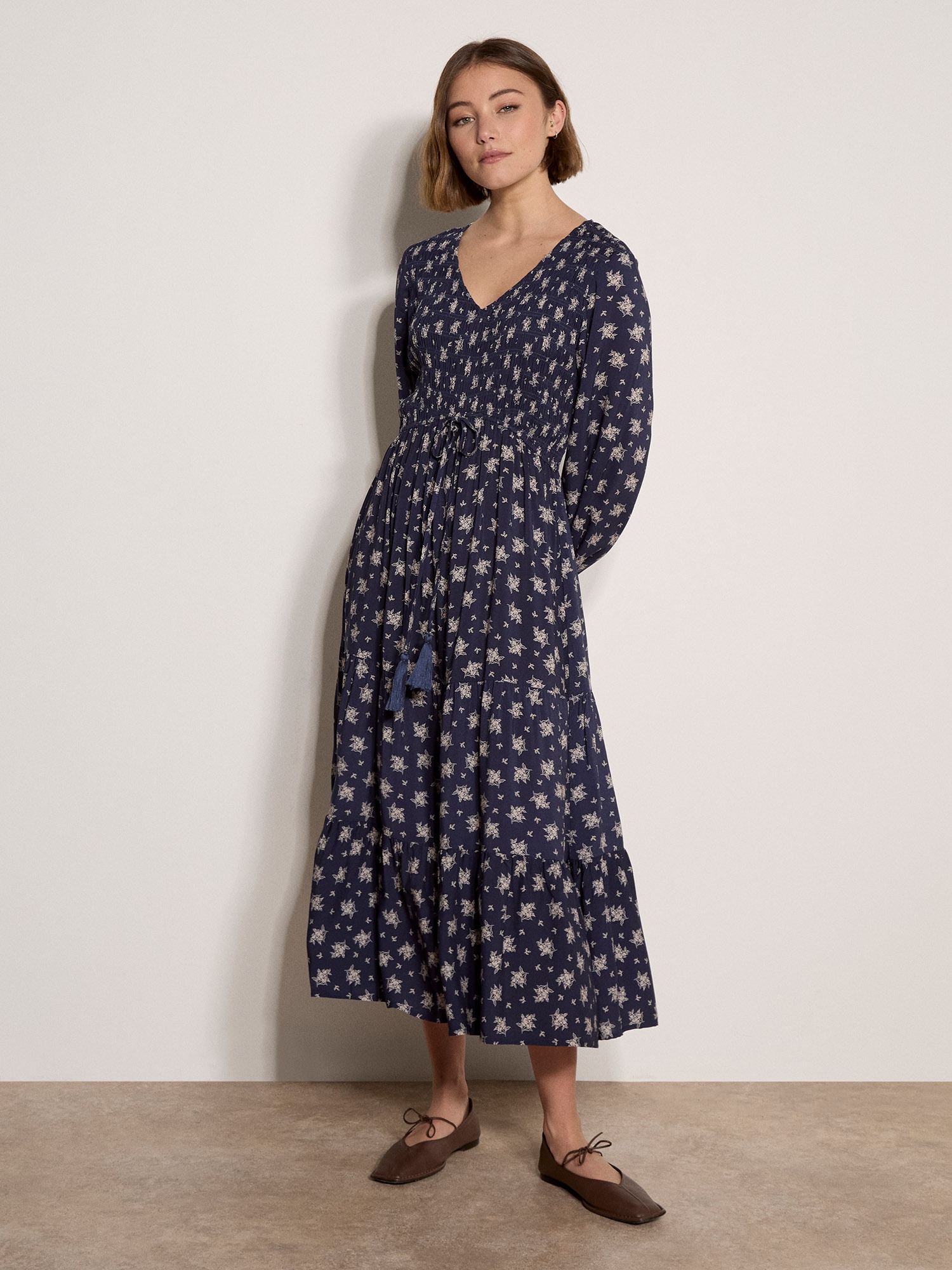 Apricot Midikleid "Smokkkleid in mittlerer Länge" mit Blumenmuster