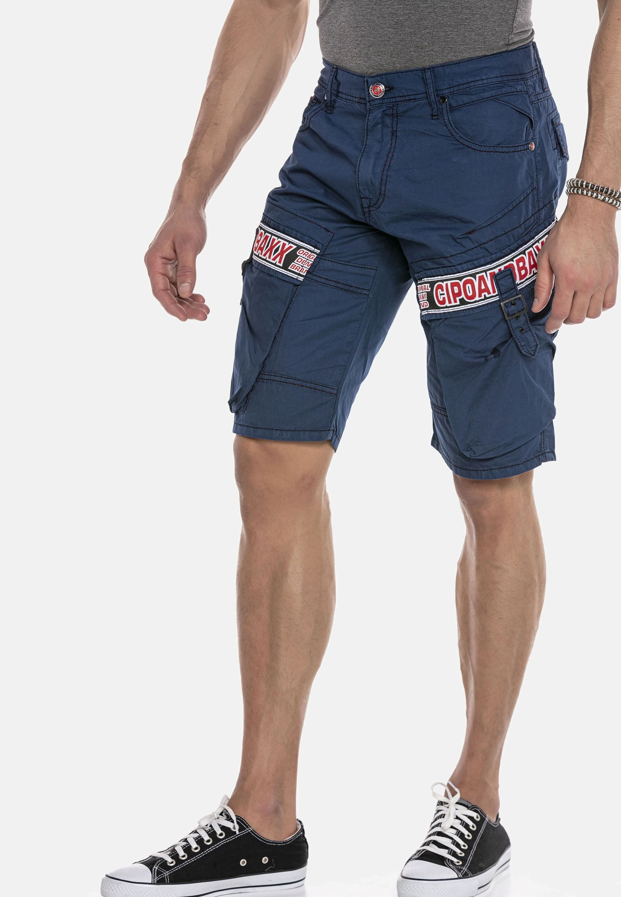 Cipo & Baxx Jeansbermudas »Capri-Shorts«, mit angesagtem Label-Patch auf den Cargotaschen